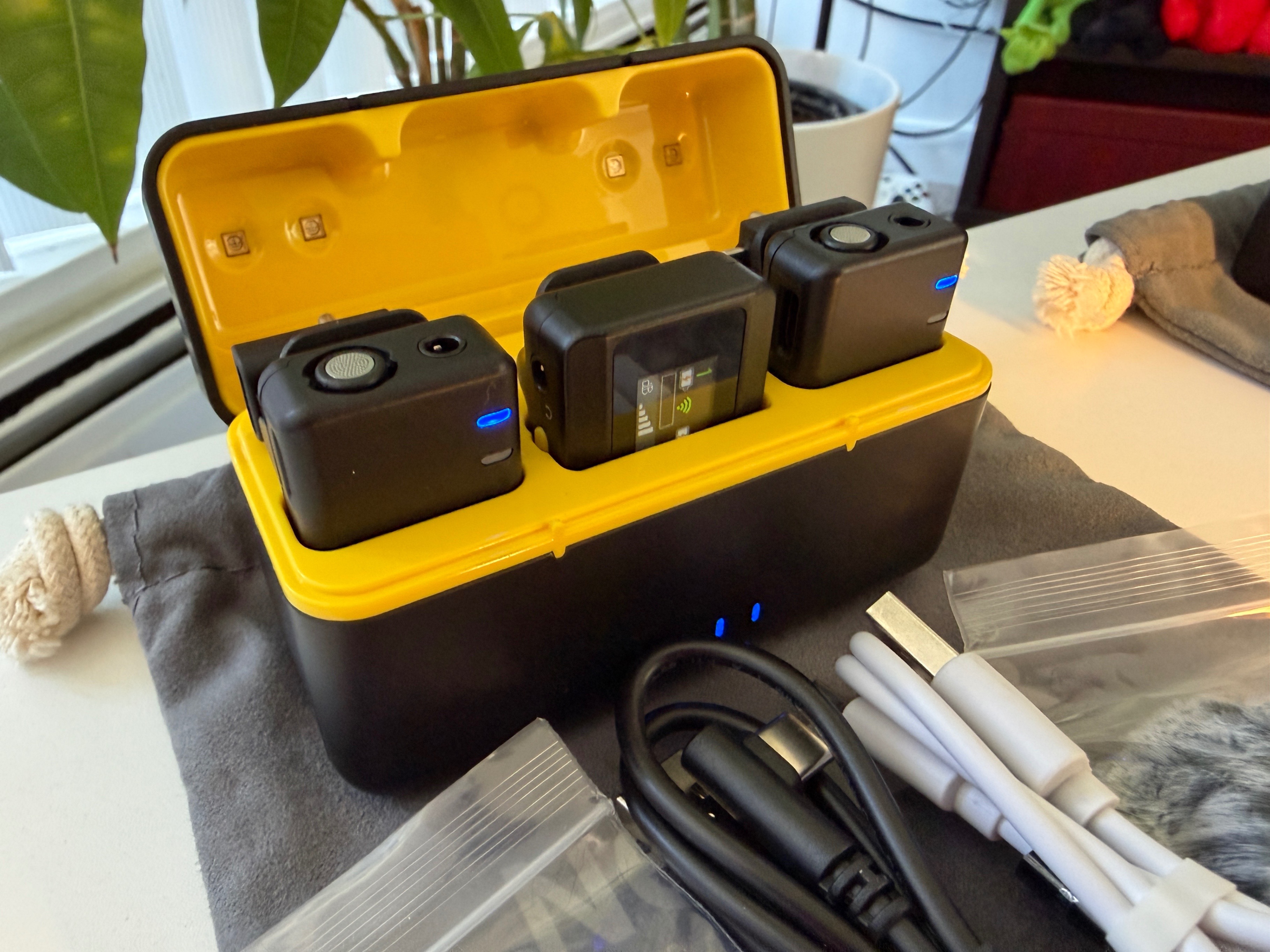 Neewer CM28 Wireless Microphone Set - photo 3