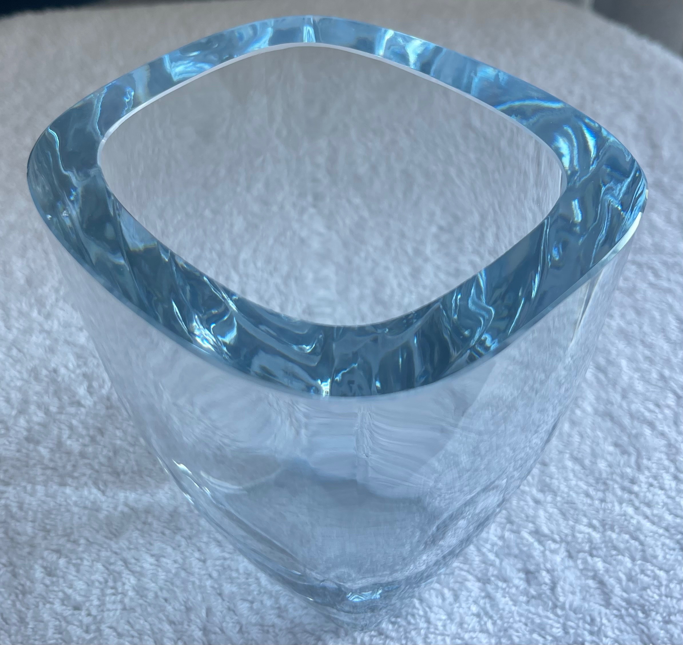 Signed Vintage Swedish Ice-Blue Crystal Vase (B316) - photo 2