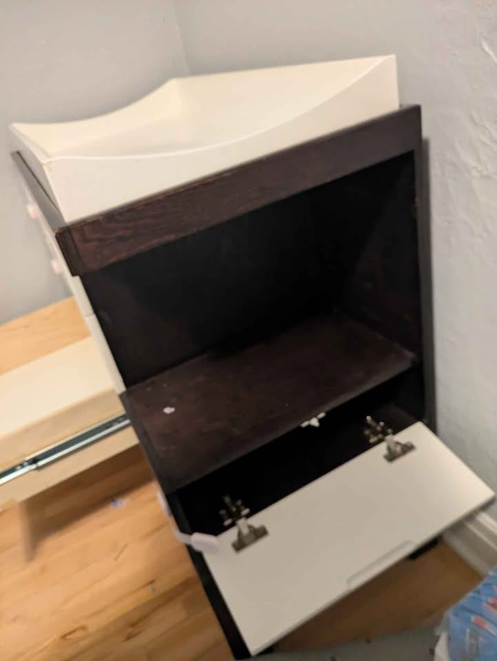 Child's drawers and changing table - photo 4