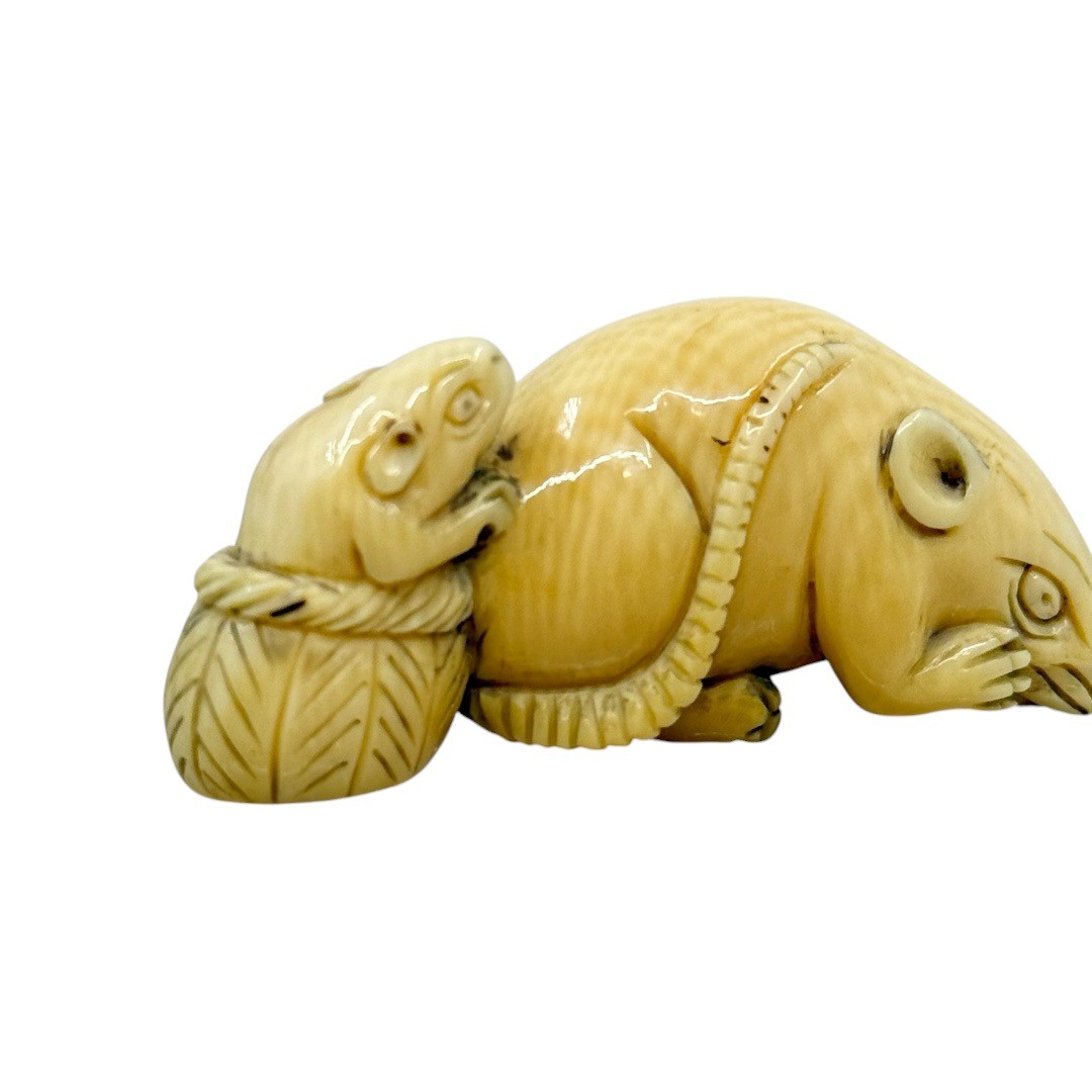 Showa period Japanese carved bone two mice in a basket netsuke - photo 5