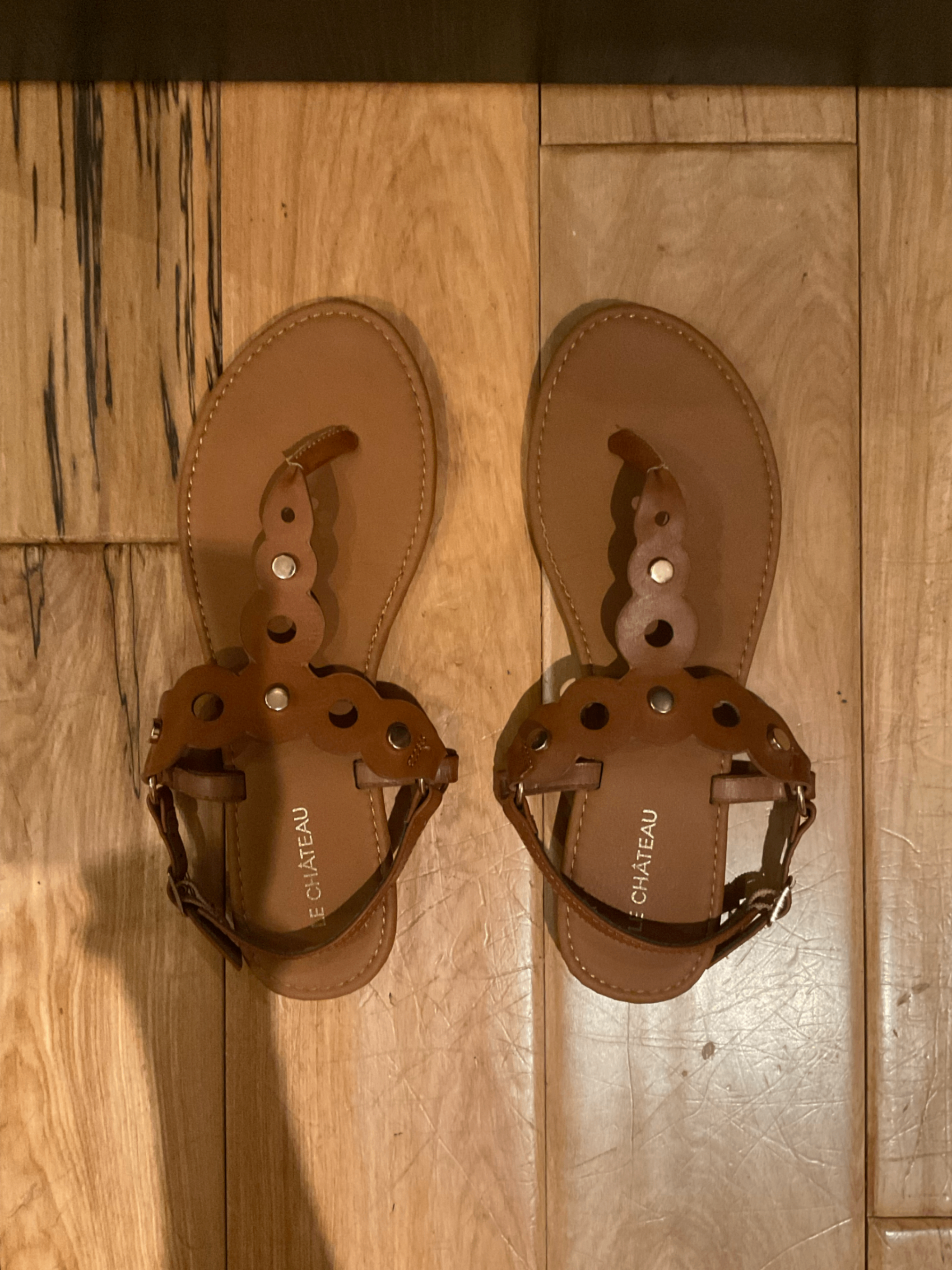 Le Chateau thong sandals - brown size 8