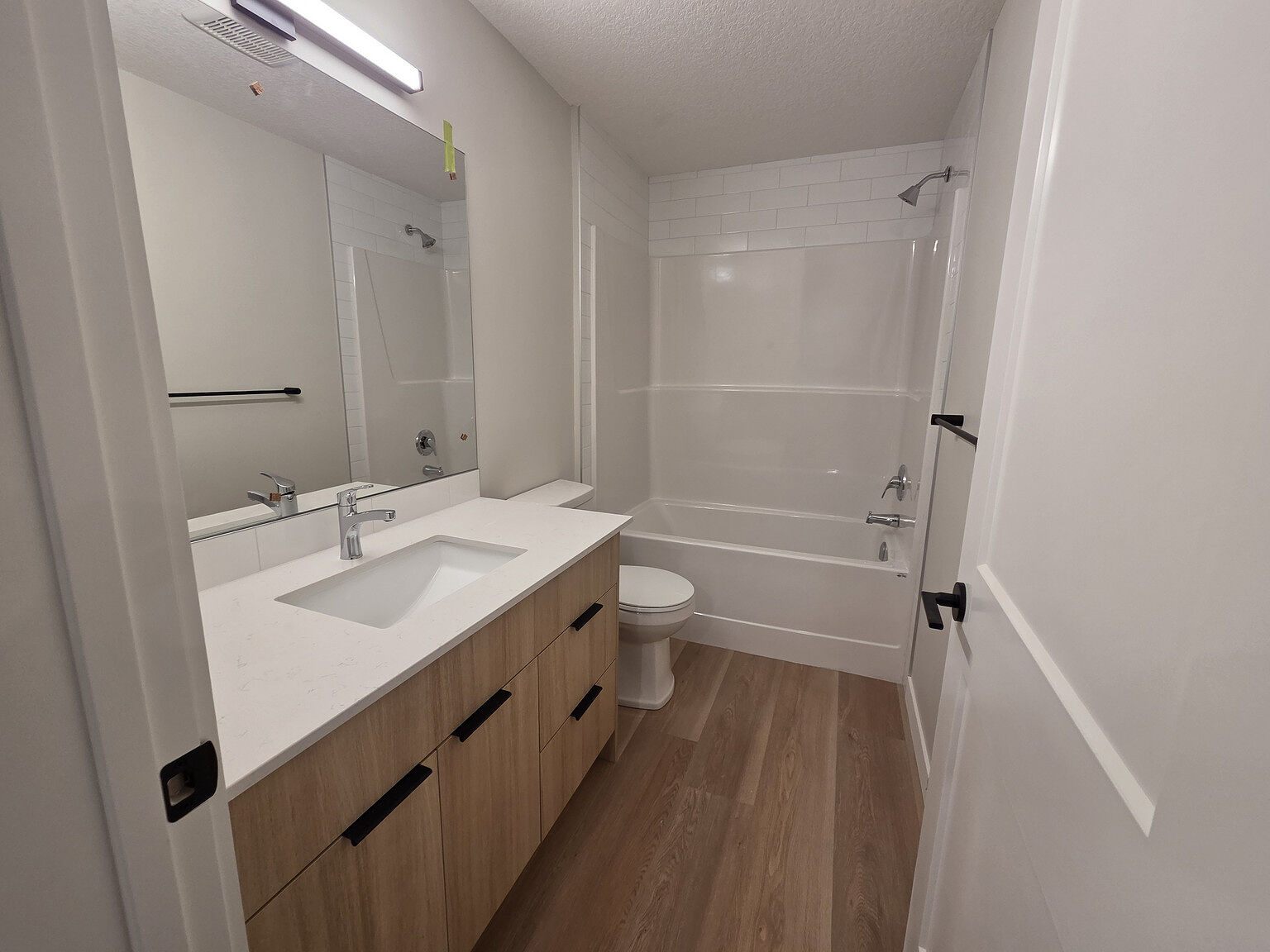 🏡 3 Bedroom, 2 Bathroom Basement Suite in Heritage Valley - photo 3