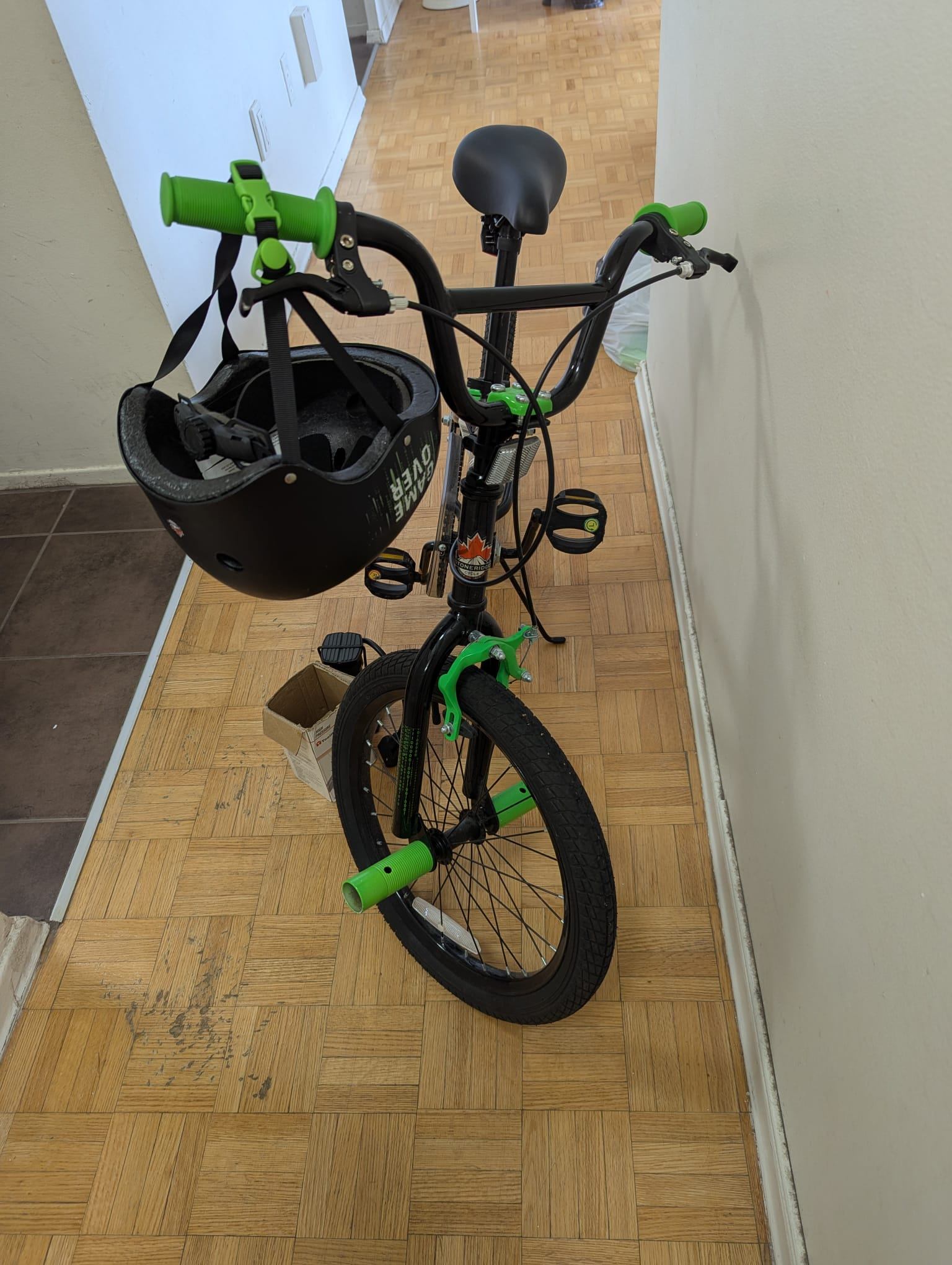 Toys"R"Us Game Over 16" Kids Bike + Helmet & Pump - photo 2