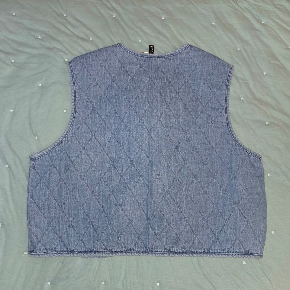 H&M DENIM QUILT VEST SIZE LARGE WOMENS IN LIGHT DENIM COLOURWAY - photo 2