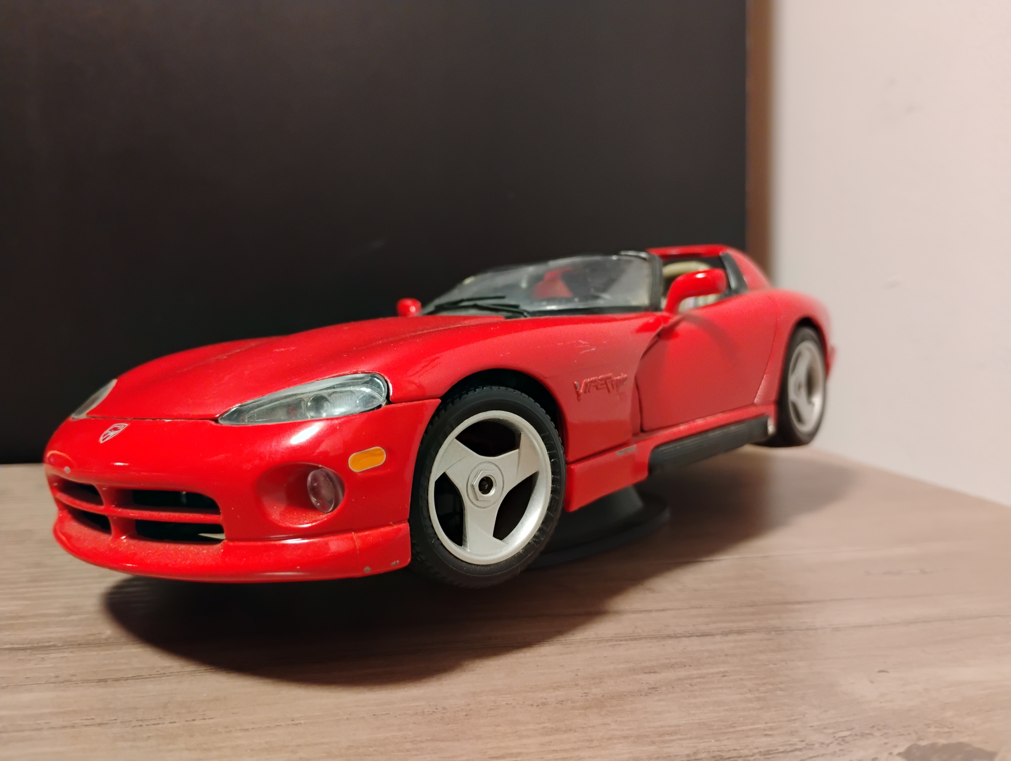 Burago 1992 Dodge Viper RT 10 with stand 1/18 scale Parts Car - photo 3