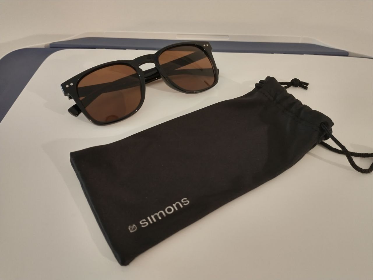 Sunglasses - Simons - Unused