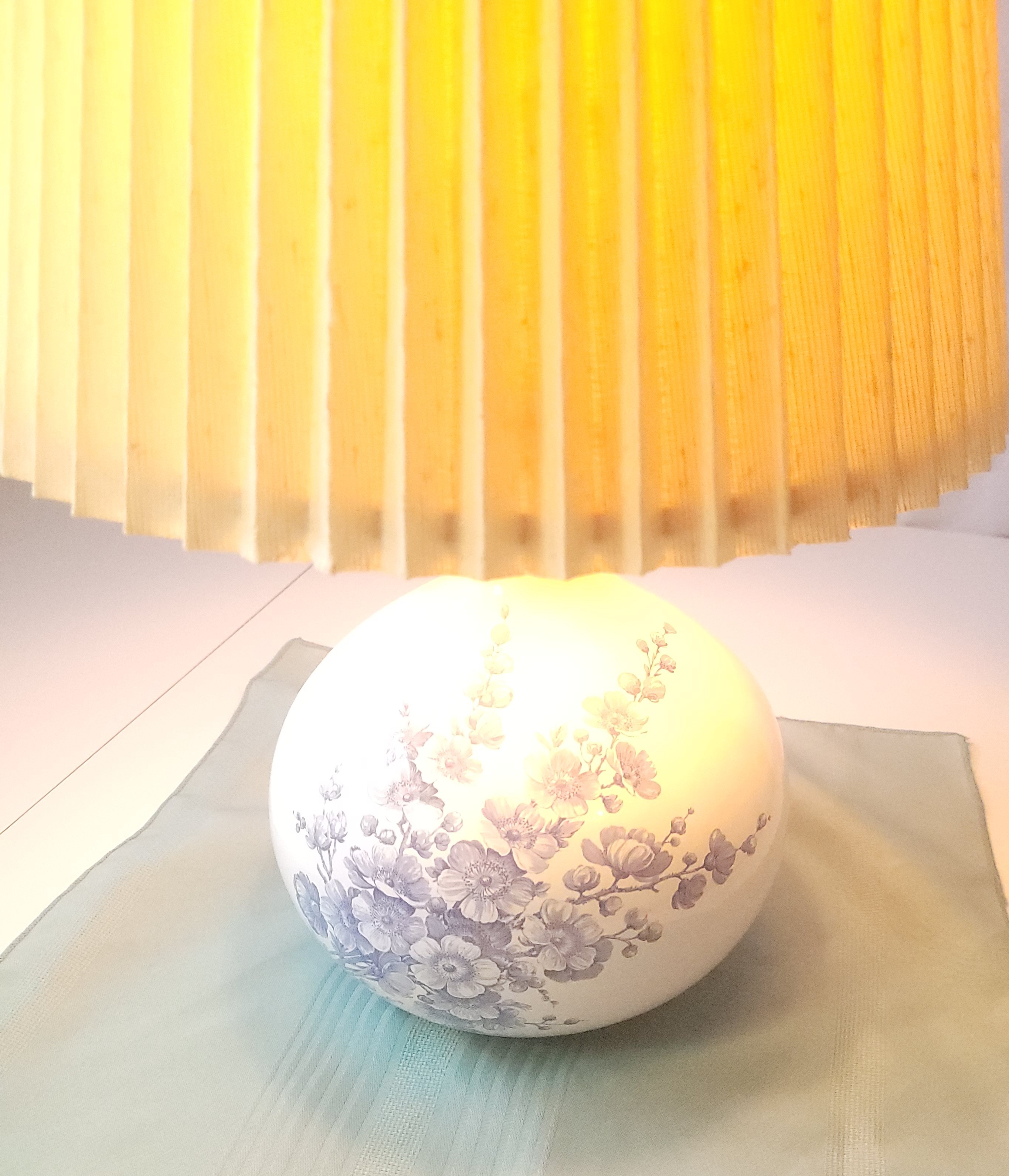 Ceramic Floral Table Lamp with Pleated Shade Blue and White 70s - photo 3