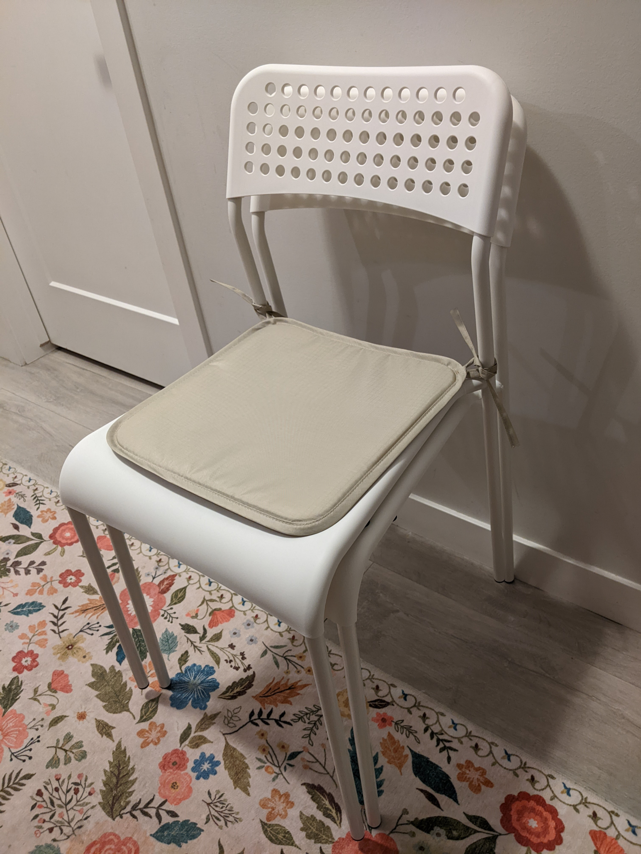 Set of 2 IKEA SANDSBERG White Chairs with one free cushion - photo 4