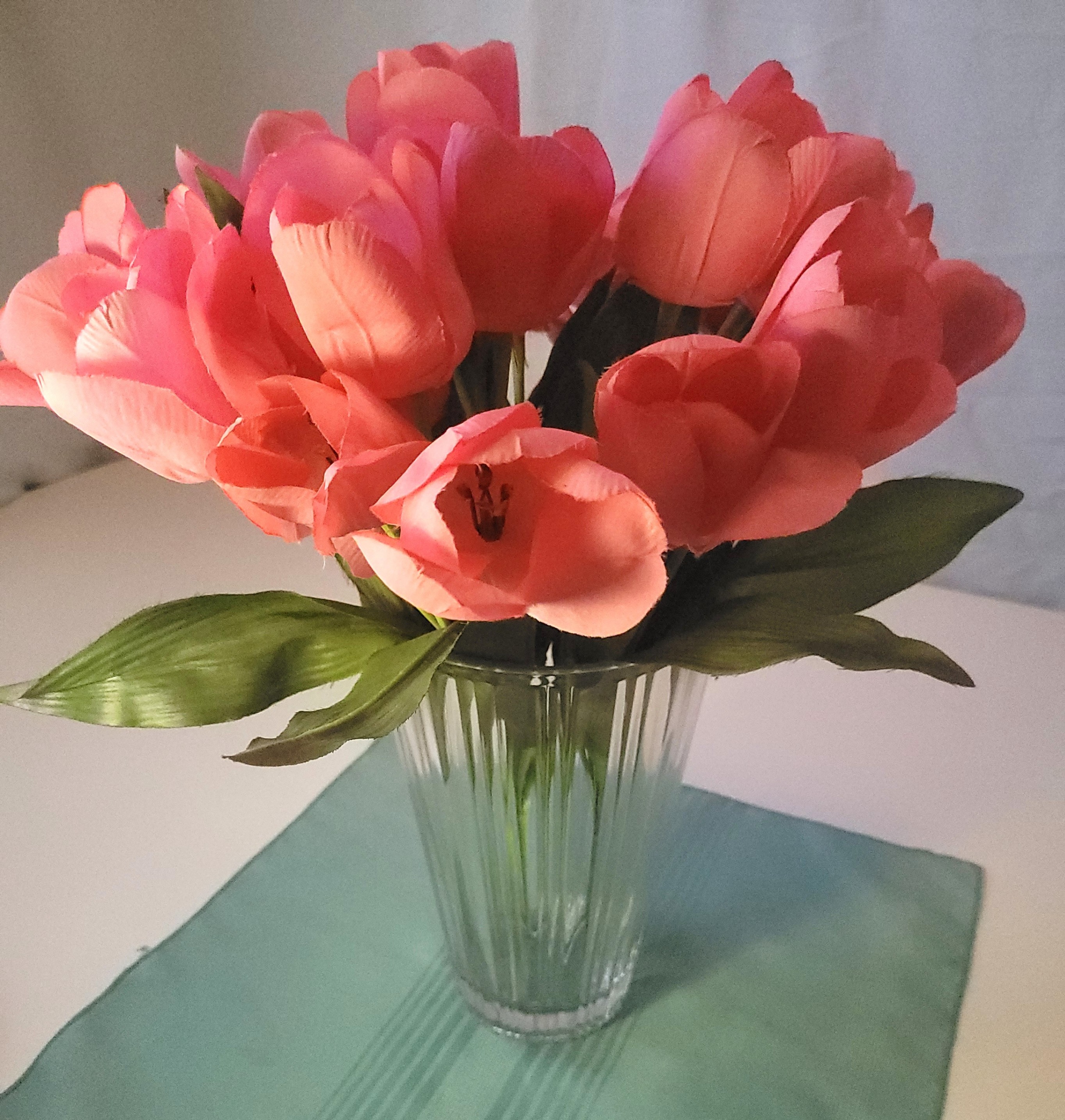 1970s Clear Fluted Ribbed Glass Vase with Faux Pink Tulip Arran. - photo 5