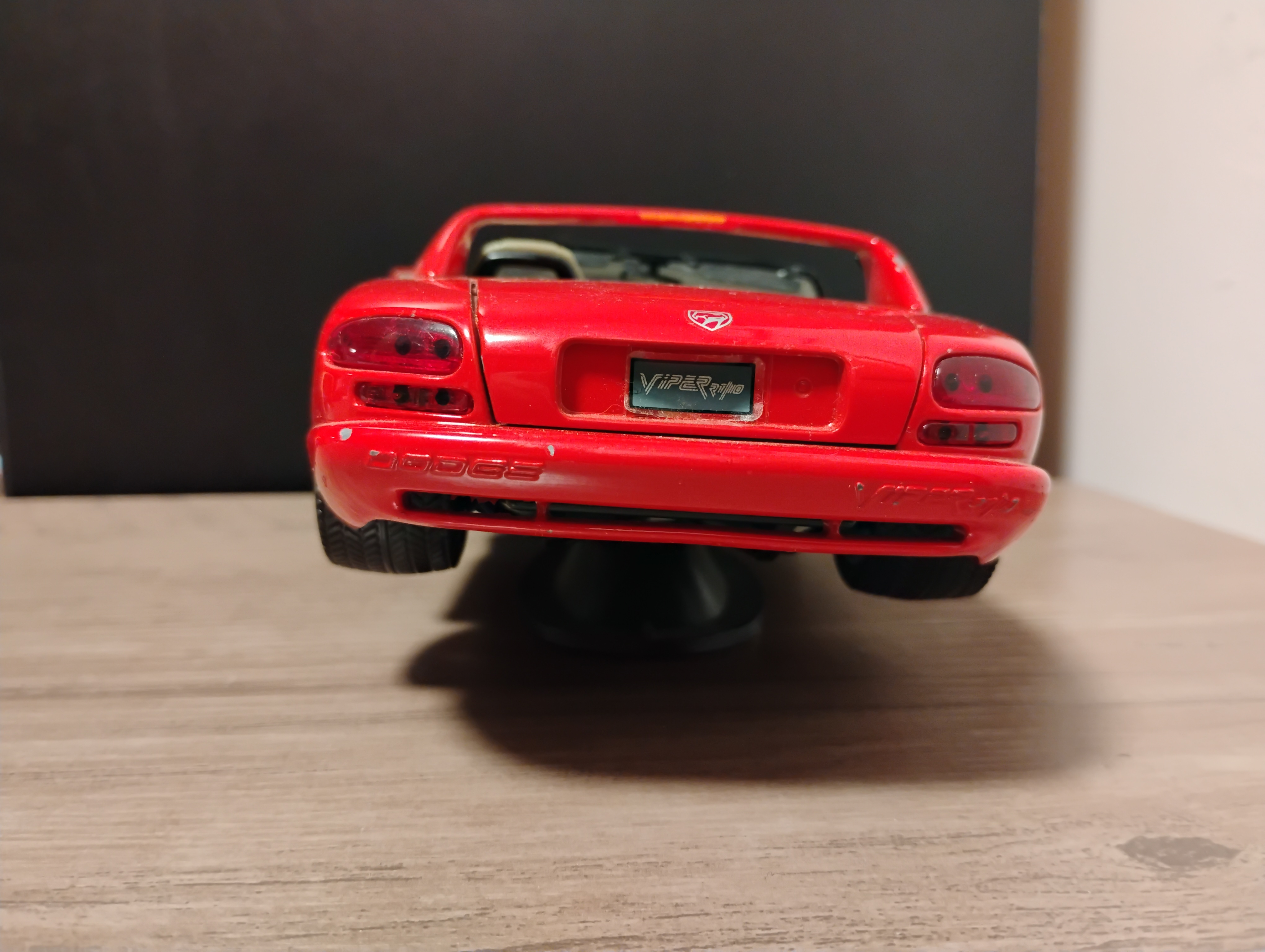 Burago 1992 Dodge Viper RT 10 with stand 1/18 scale Parts Car - photo 4