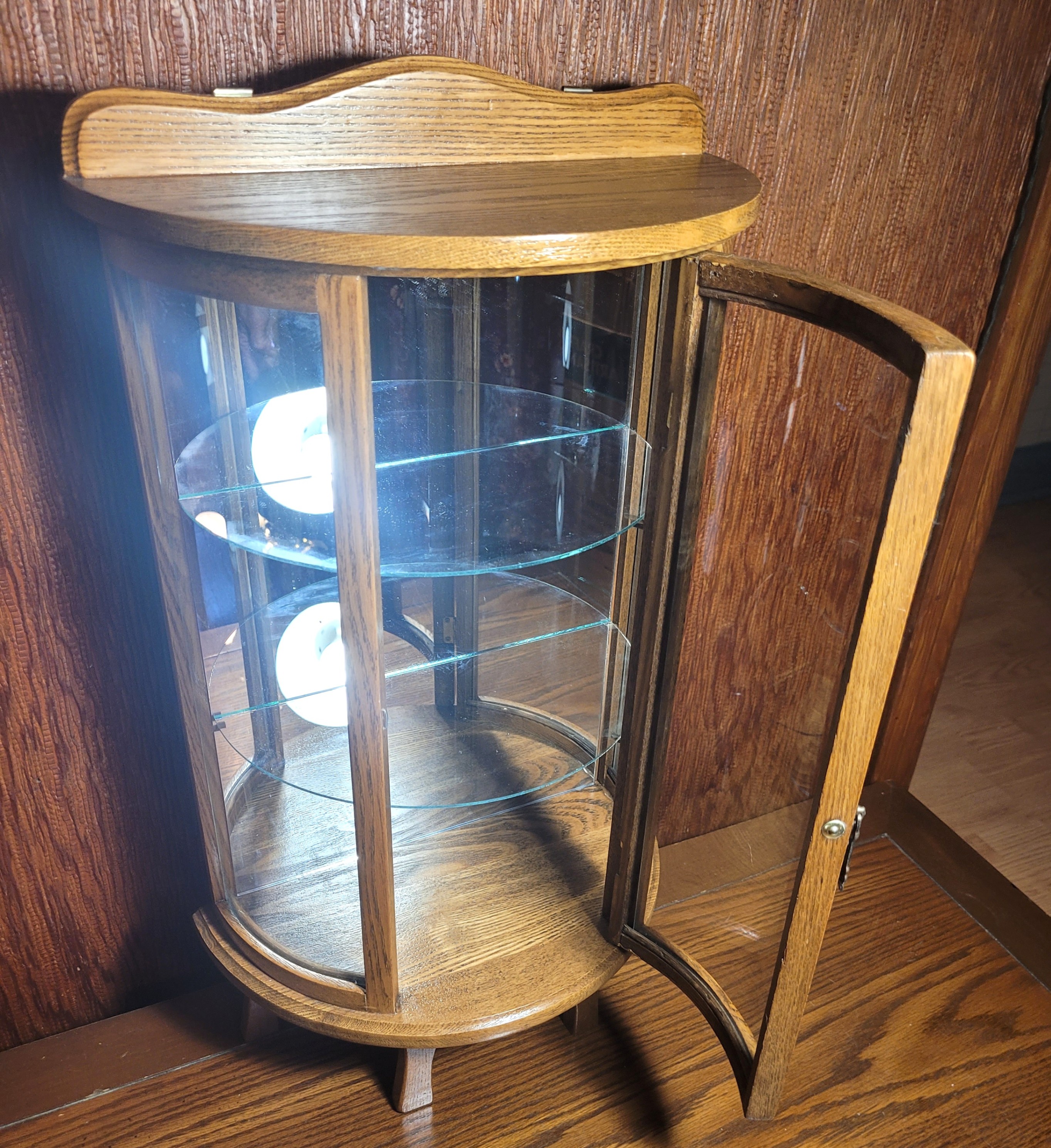 Circa 1980 Petite Curved Glass Oak Curio Cabinet - photo 4