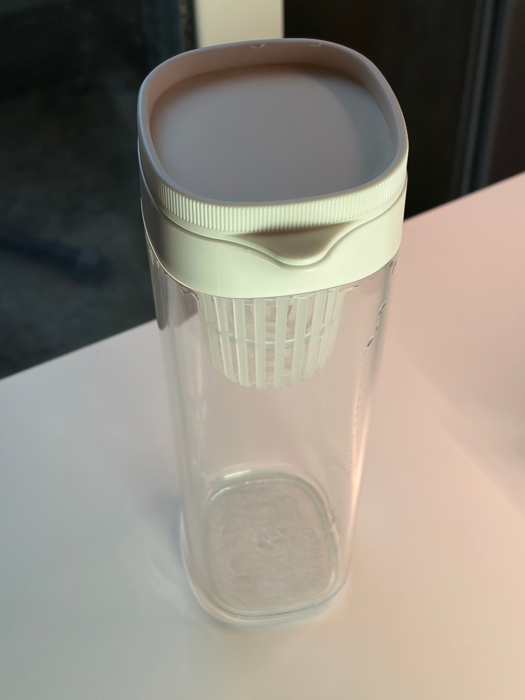 Clear plastic cold water pitcher with strainer lid - photo 3