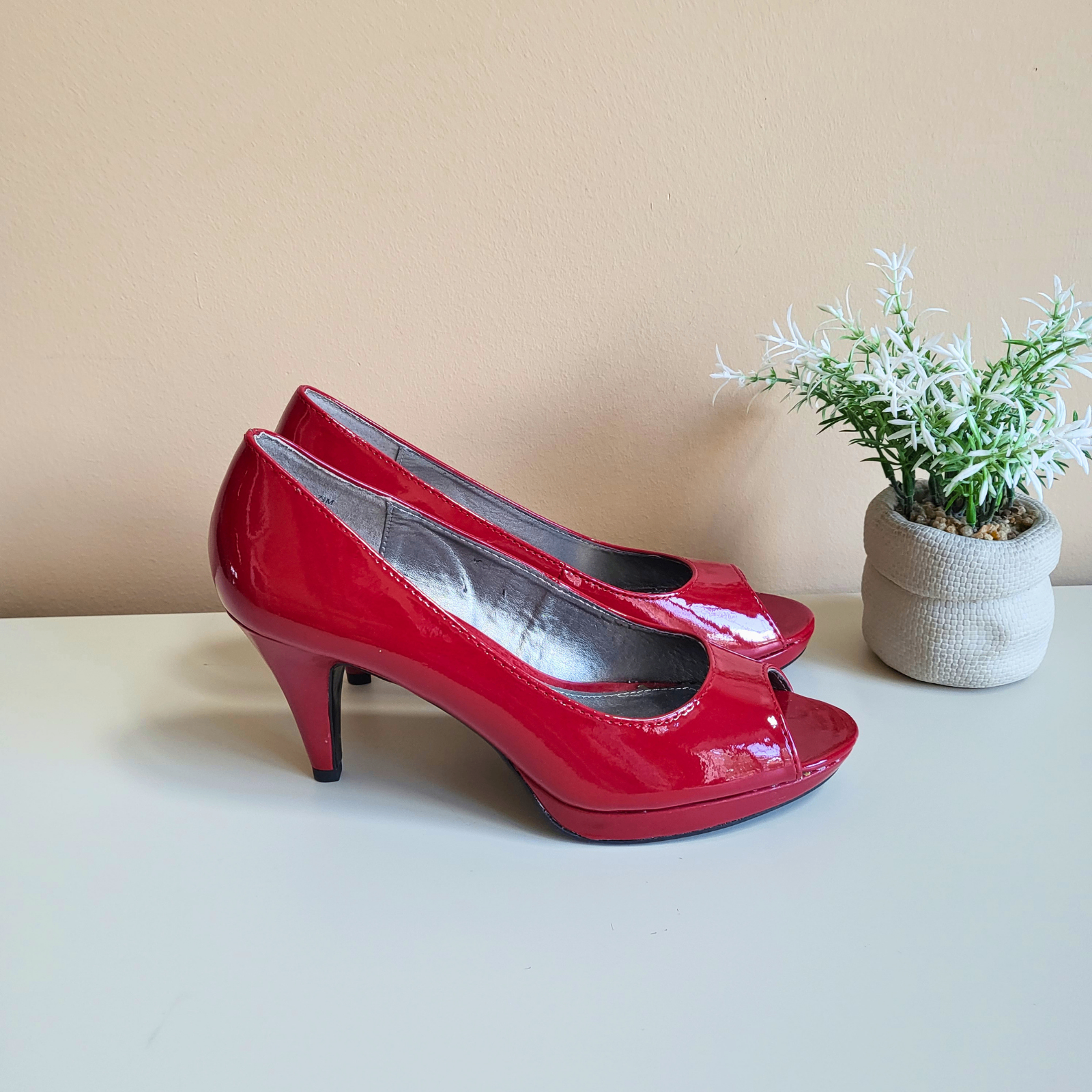 Bandolino - Size 7.5 Red Heels - Pre-Loved! 👠 - photo 4