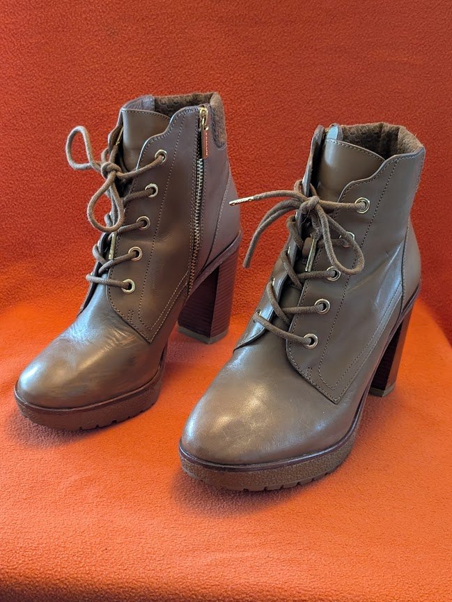 Women's laced boots with side zippers - size 7M