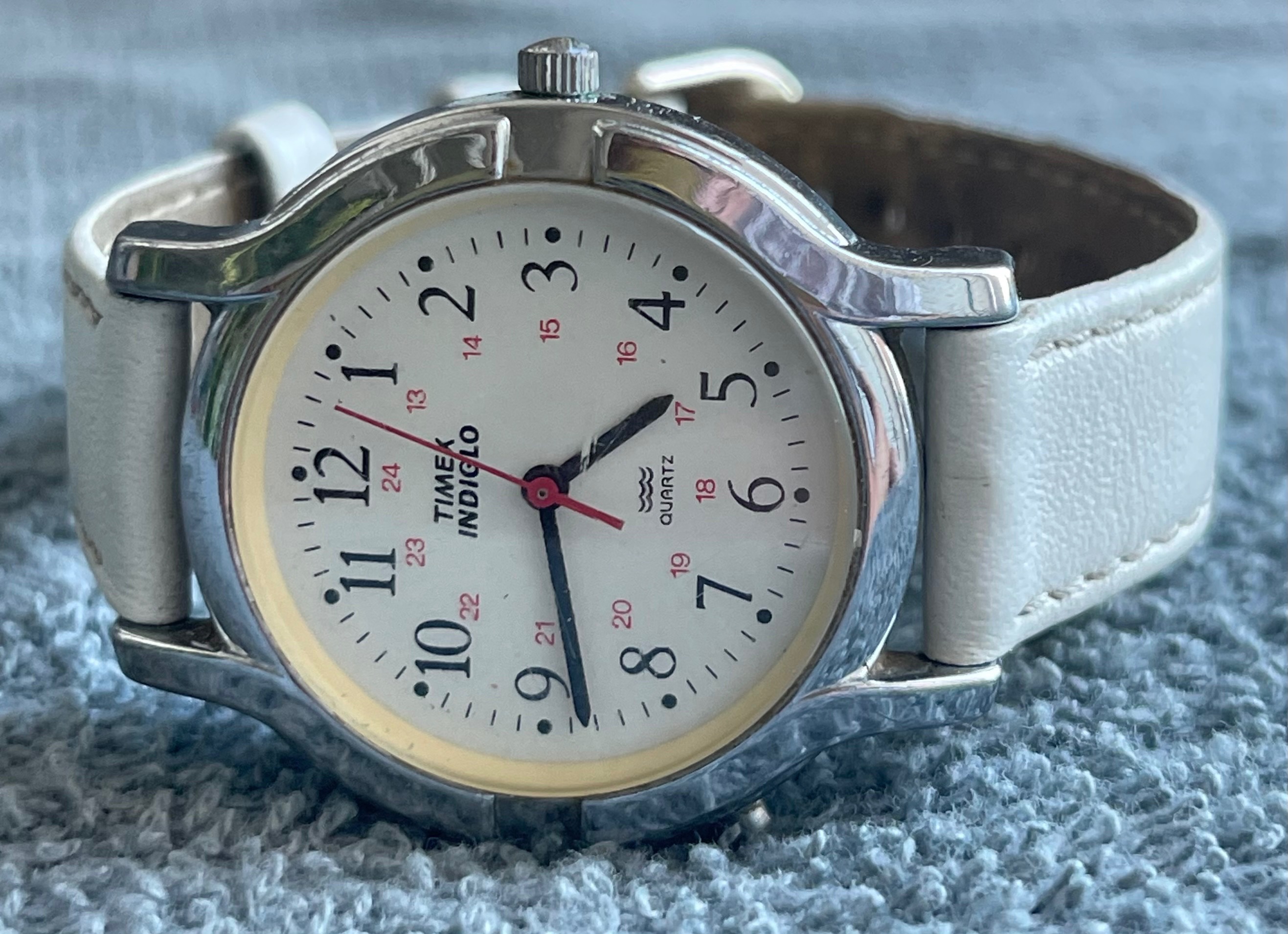 Vintage 1995 Women's Timex Field Dial Watch (Needs Battery)