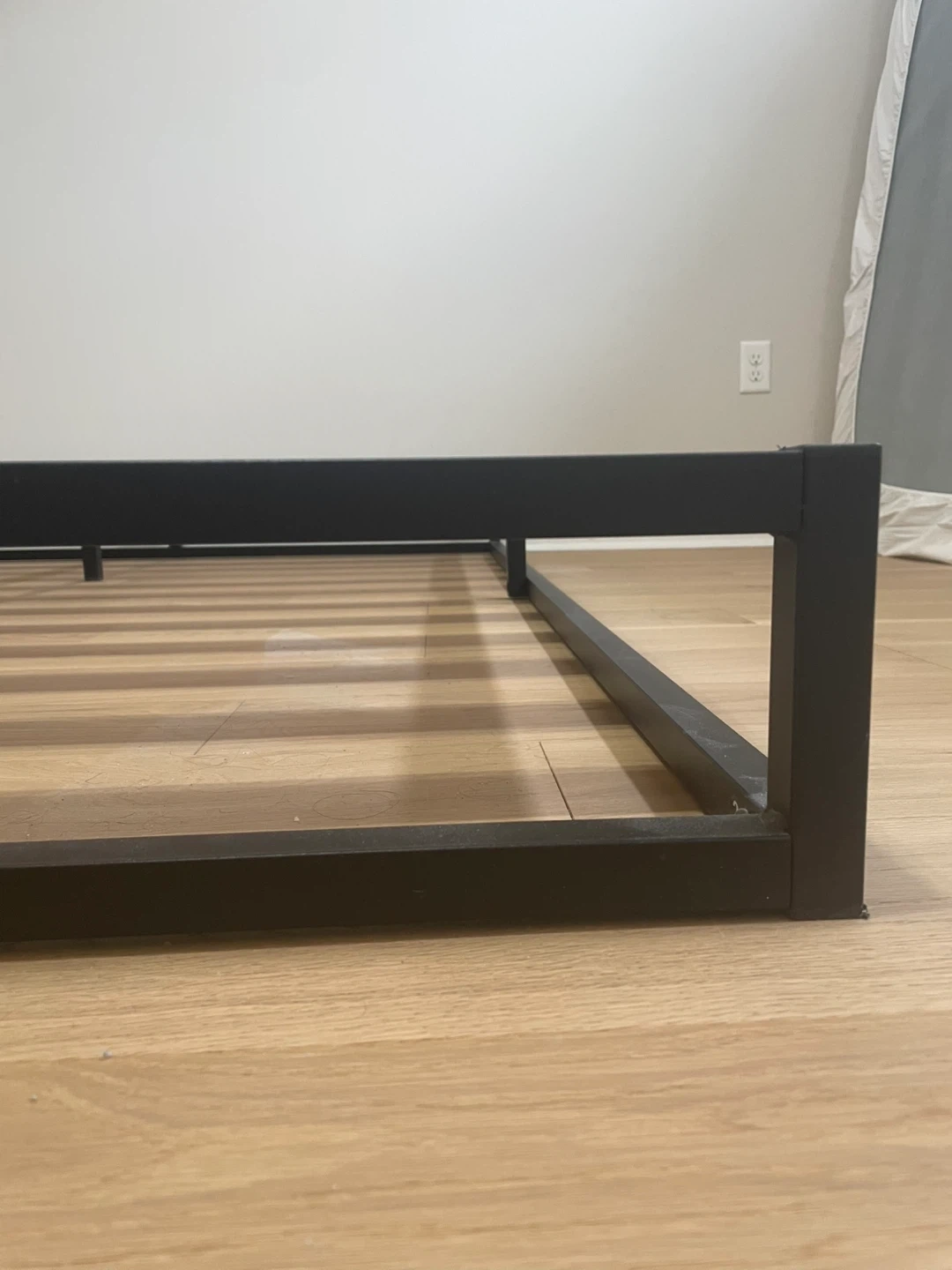 ZINUS Low Profile Metal Platforma Bed Frame - photo 2