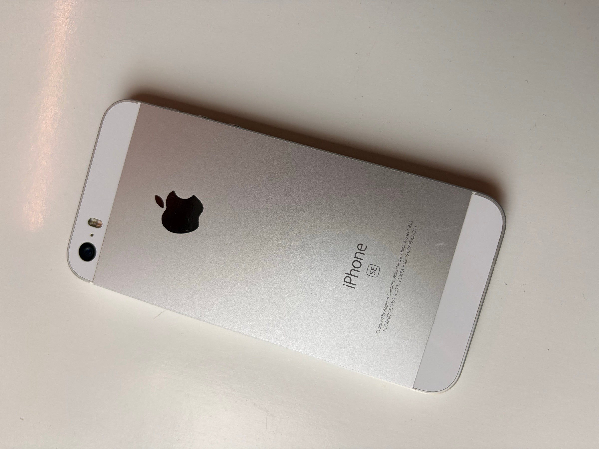 iPhone SE (1st gen), silver, 128GB, unlocked, w/ cable - photo 2