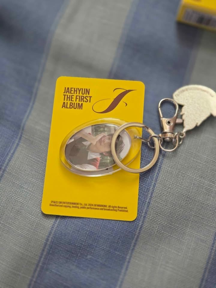 NCT JAEHYUN THE FIRST ALBUM 'J' KEYRING VERSION - photo 2