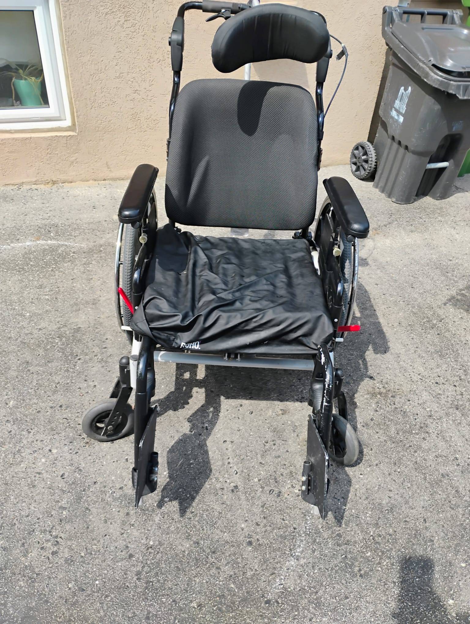 Invacare Matrx Wheelchair w/Attachments/ROHO Cushion - photo 4