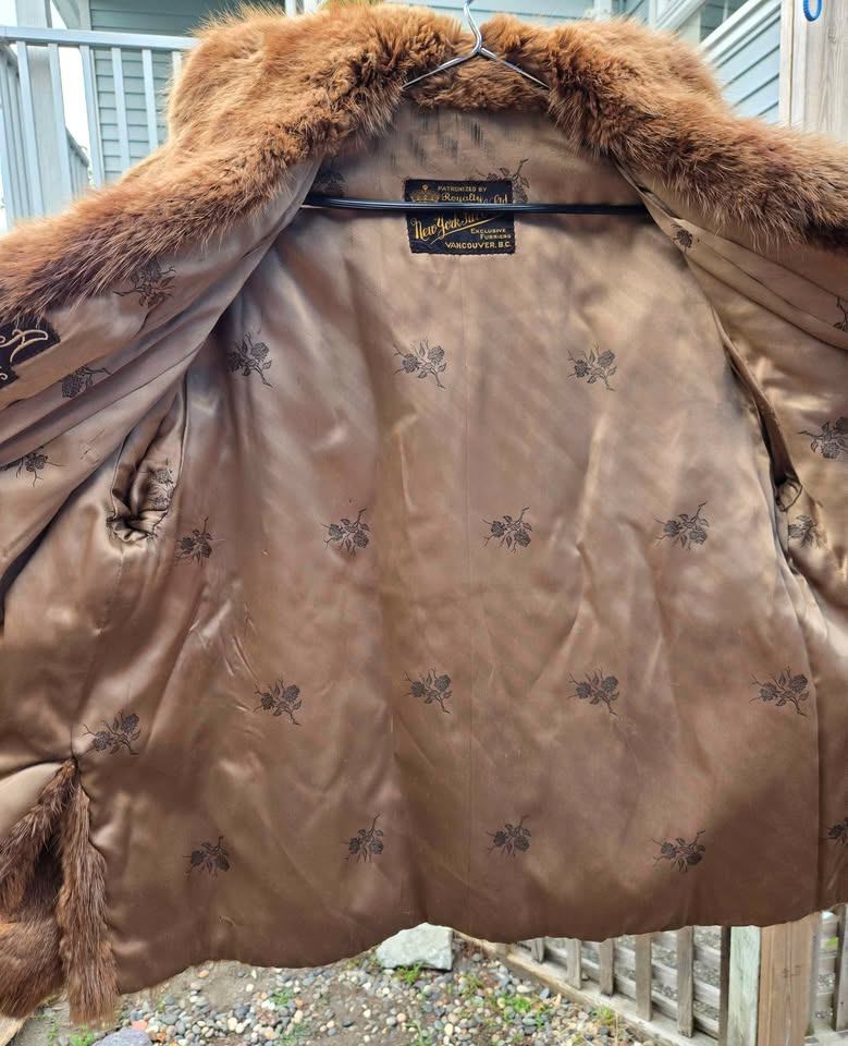 Vintage 1960s Genuine Fur Coat – Women's Medium – Made in Canada - photo 3
