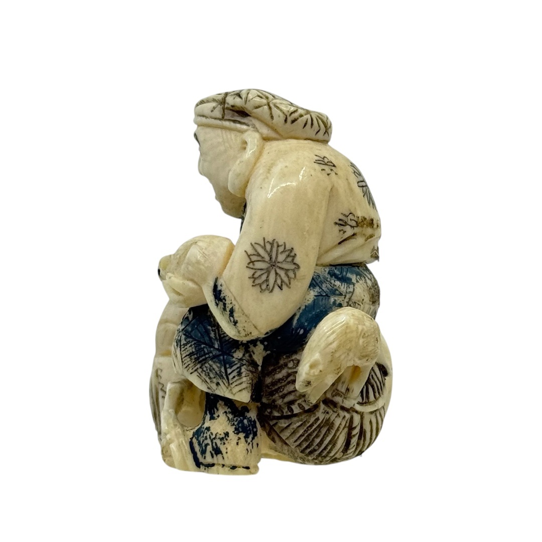 Meiji period carved bone man with mice netsuke - photo 4