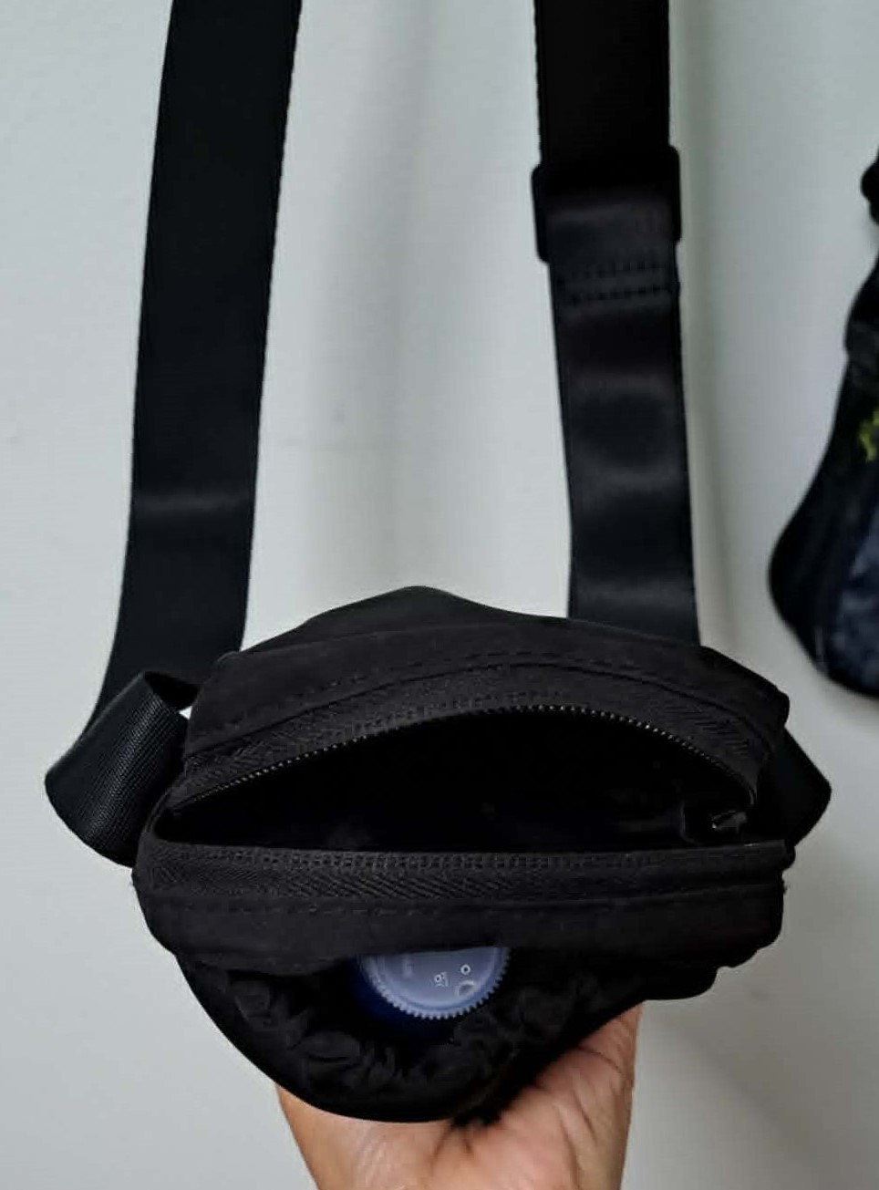 GUESS Utility Crossbody Bag w/ Cinch H2O Bottle/Umbrella Pocket - photo 5