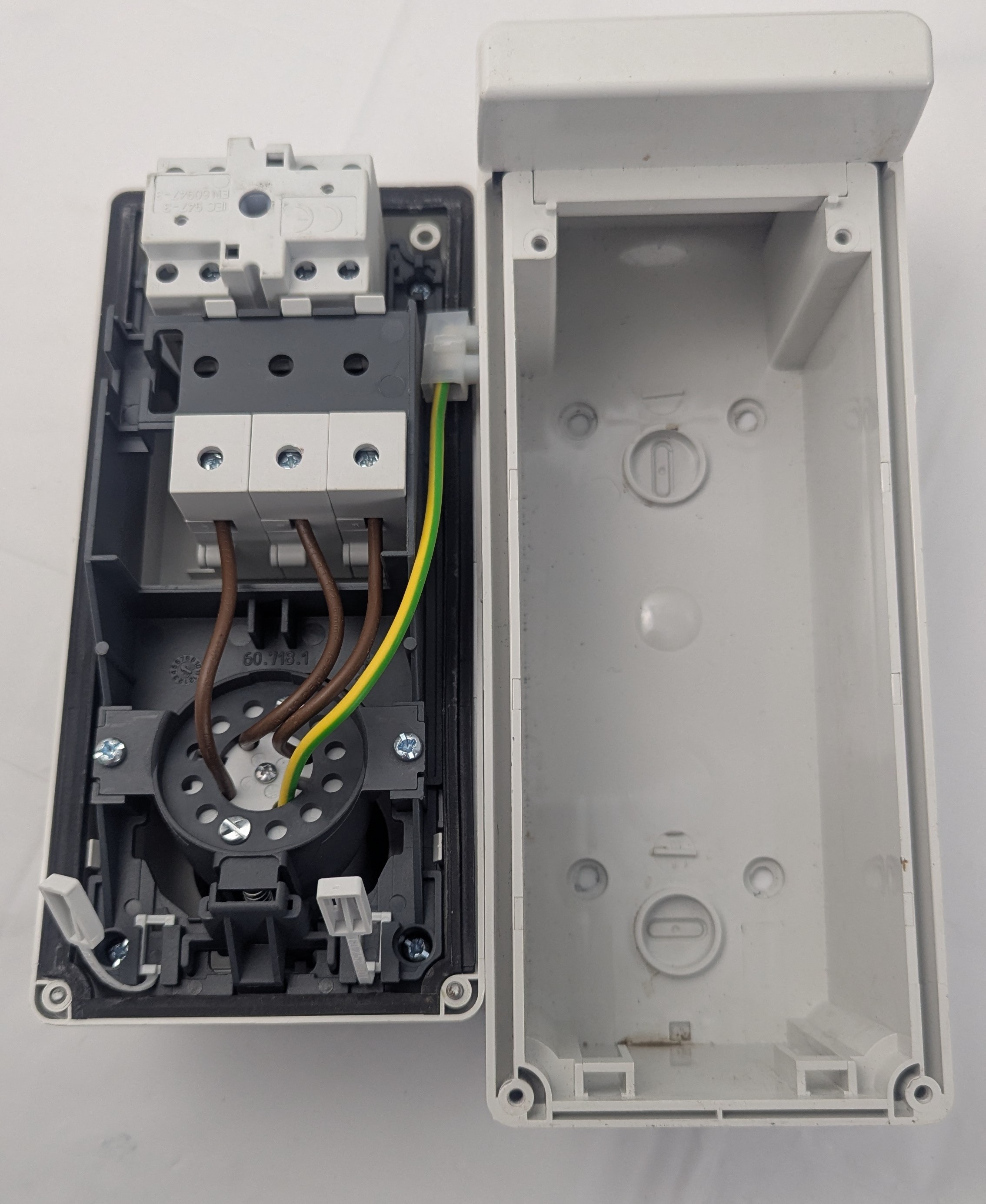 83187 Schneider Electric 16A 480-500V Interlock Socket 3P+E IP65 - photo 3