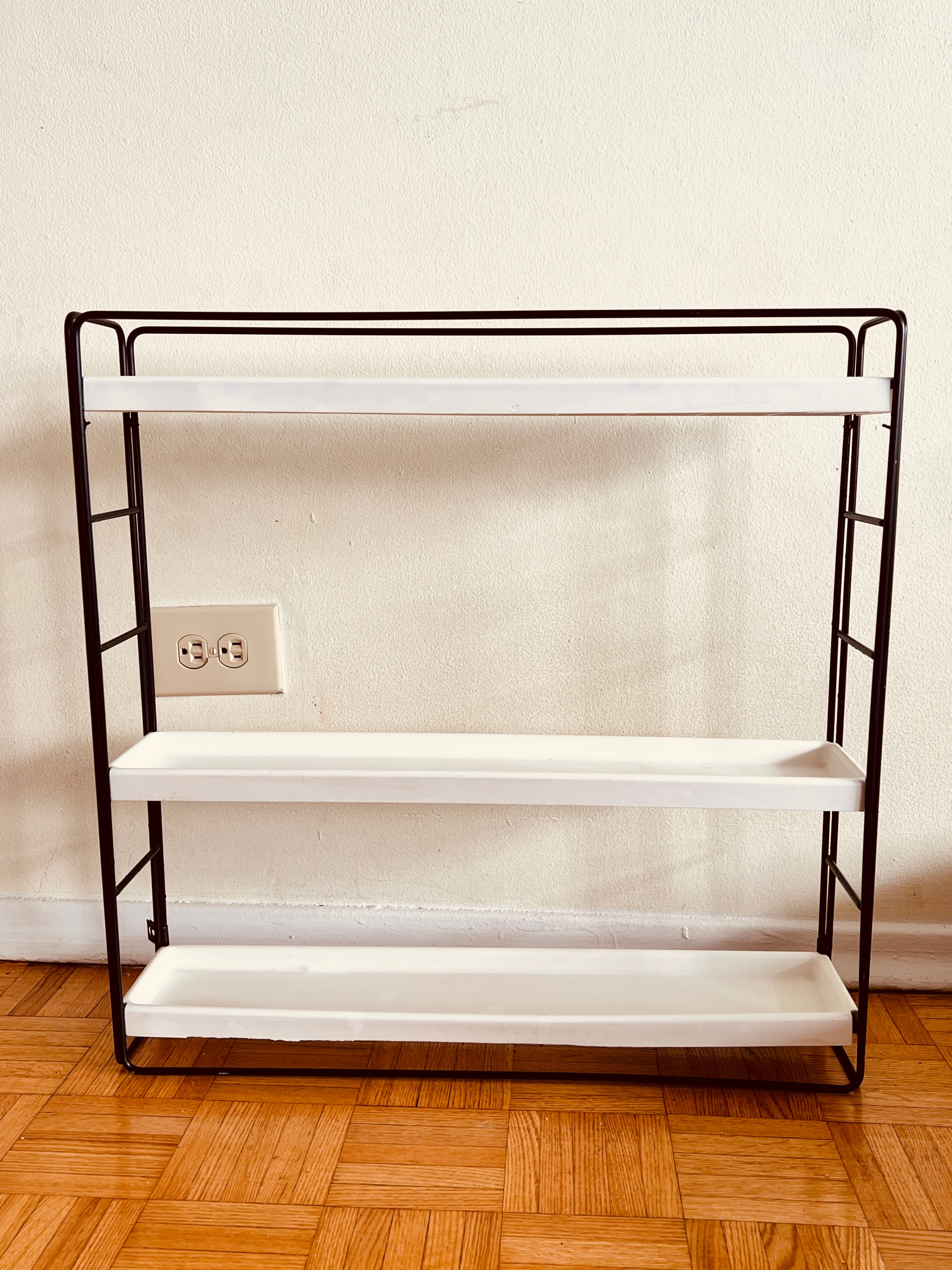 Moveable bathroom shelves
