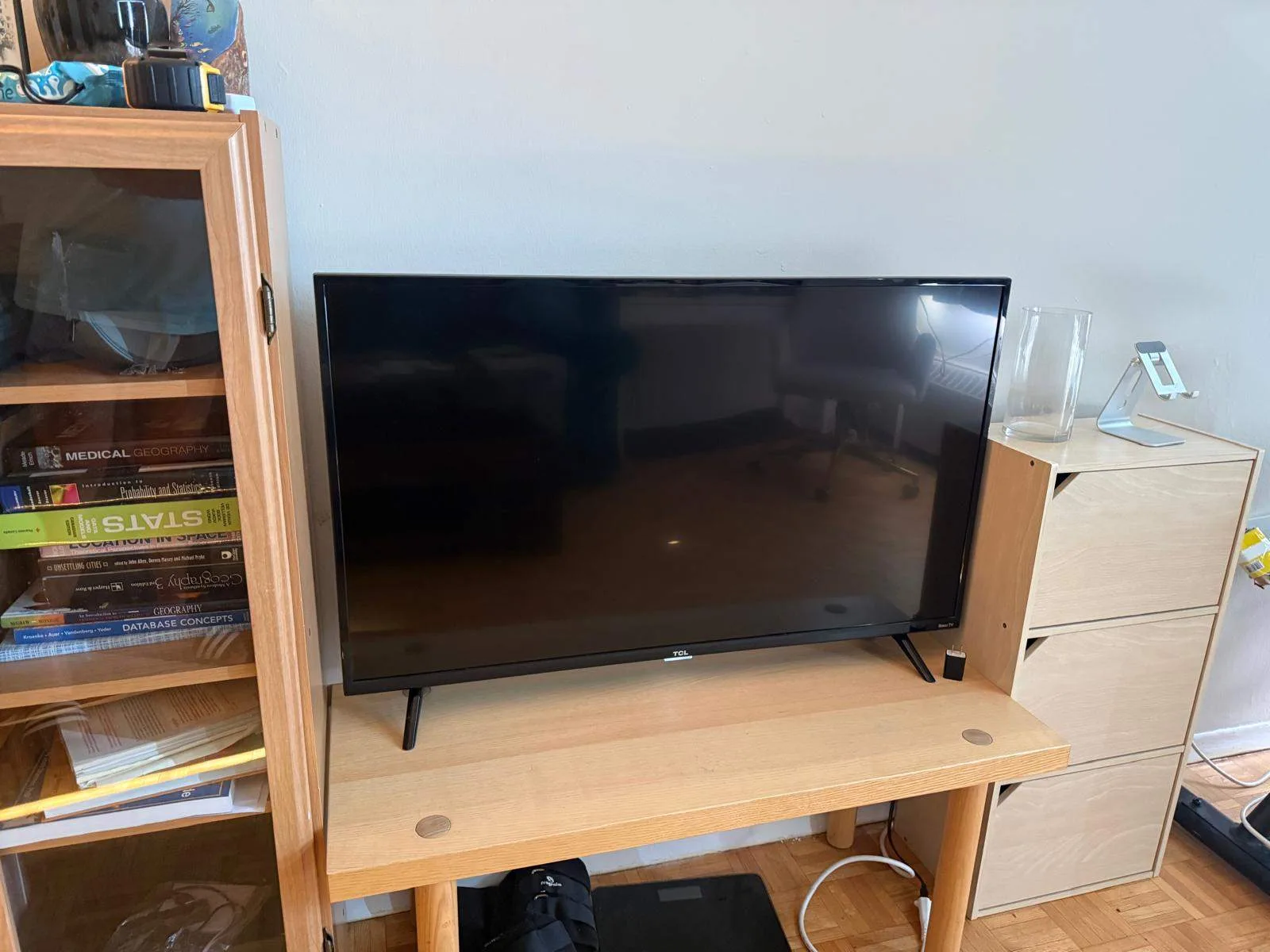 TCL 4K Roku TV - 43 inches - excellent condition - photo 2