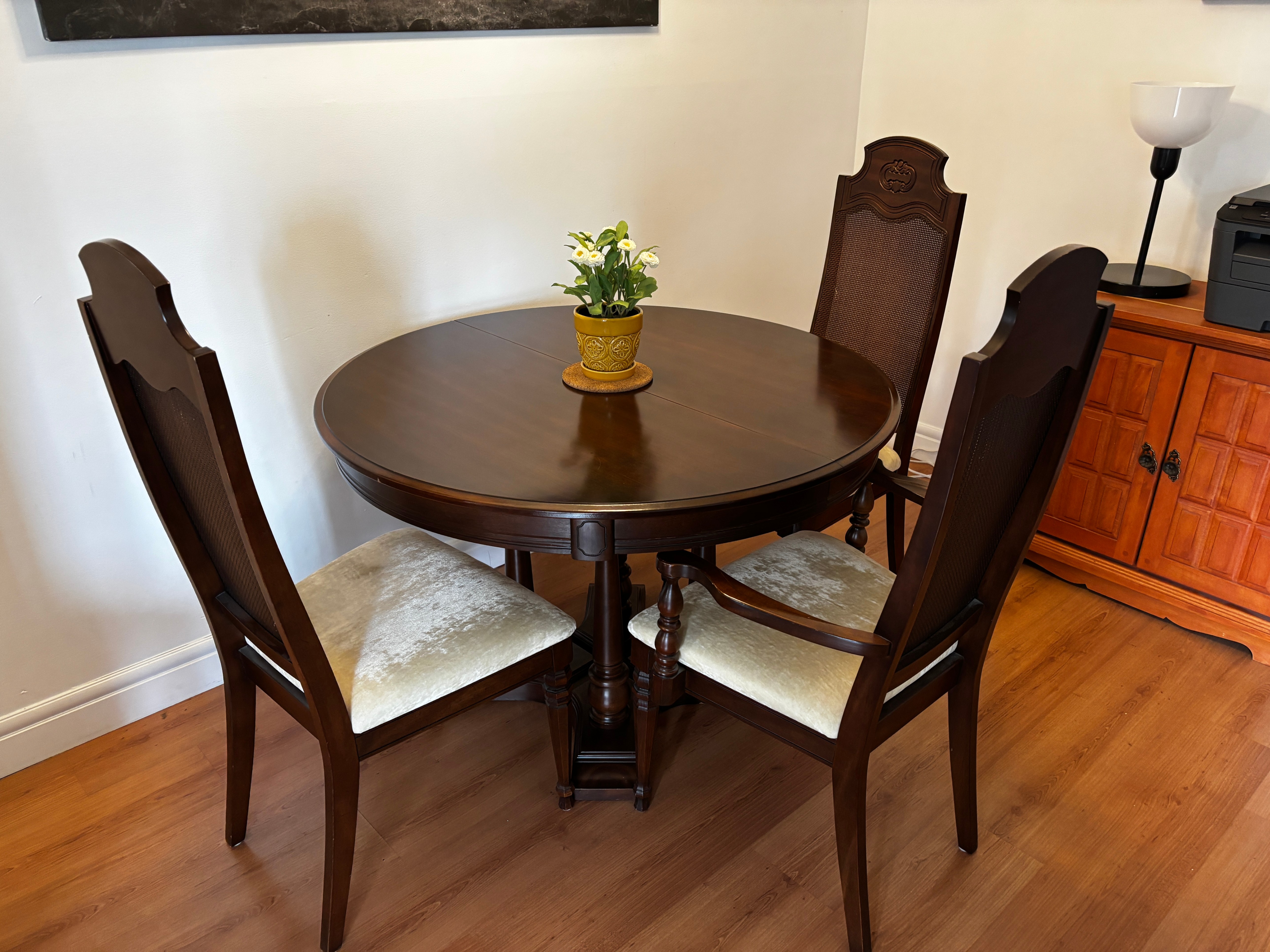 SOLID WOOD PEDESTAL DINING ROOM Table + Four chairs