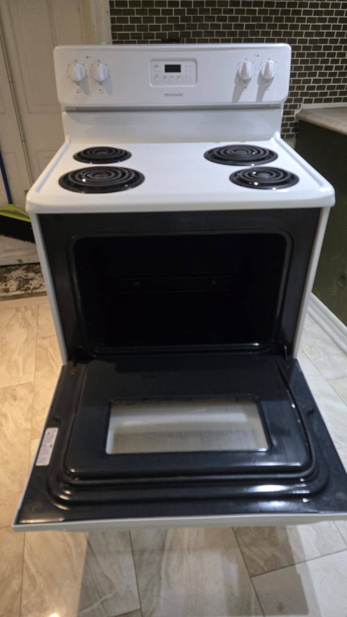 Frigidaire - 30-inch Free-Standing Electric Range - photo 5