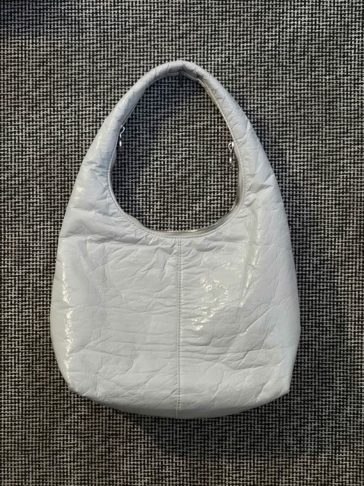 CHARLES AND KEITH WRINKLED-STYLE OVAL SHOULDER PUFFY BAG WHITE