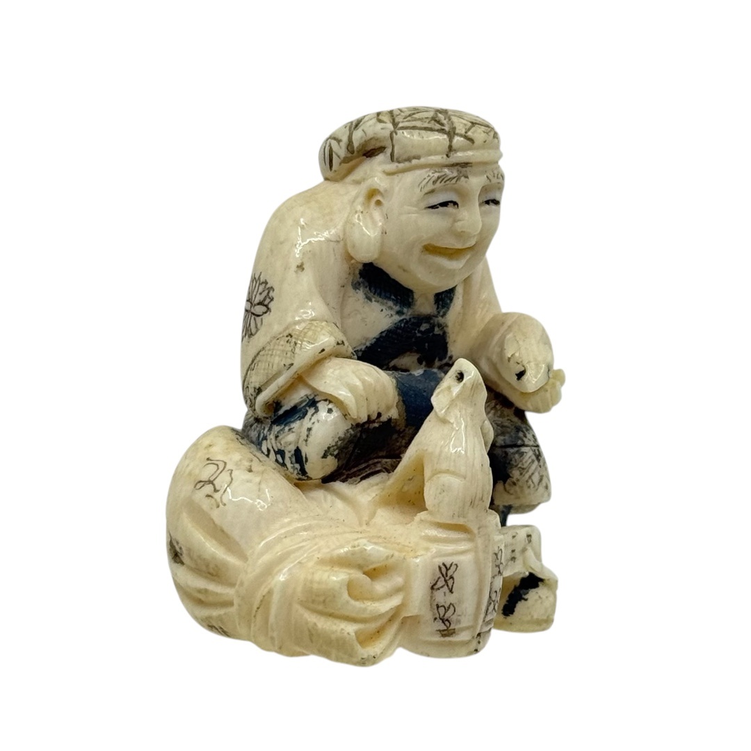 Meiji period carved bone man with mice netsuke - photo 2