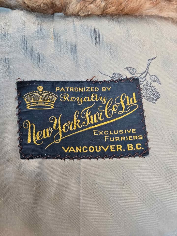 Vintage 1960s Genuine Fur Coat – Women's Medium – Made in Canada - photo 4