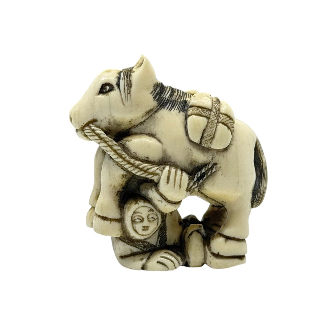 Meiji - Showa period Japanese bone Man under a horse netsuke - photo 2