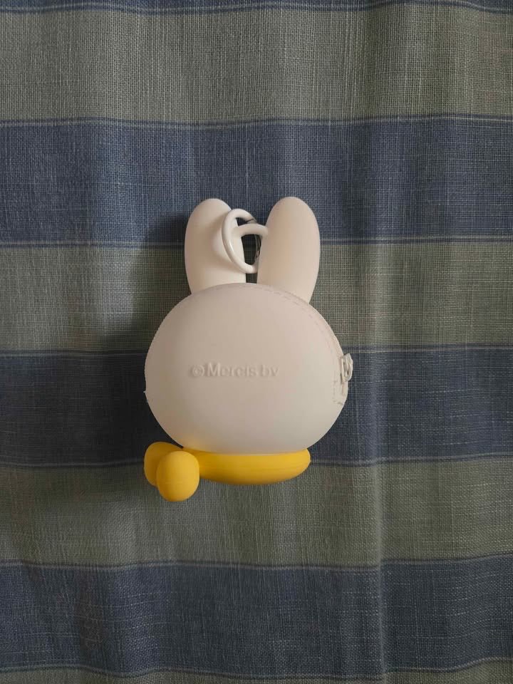 MIFFY SILICONE EARBUDS POUCH KEYCHAIN BLIND BOX YELLOW VERSION - photo 2