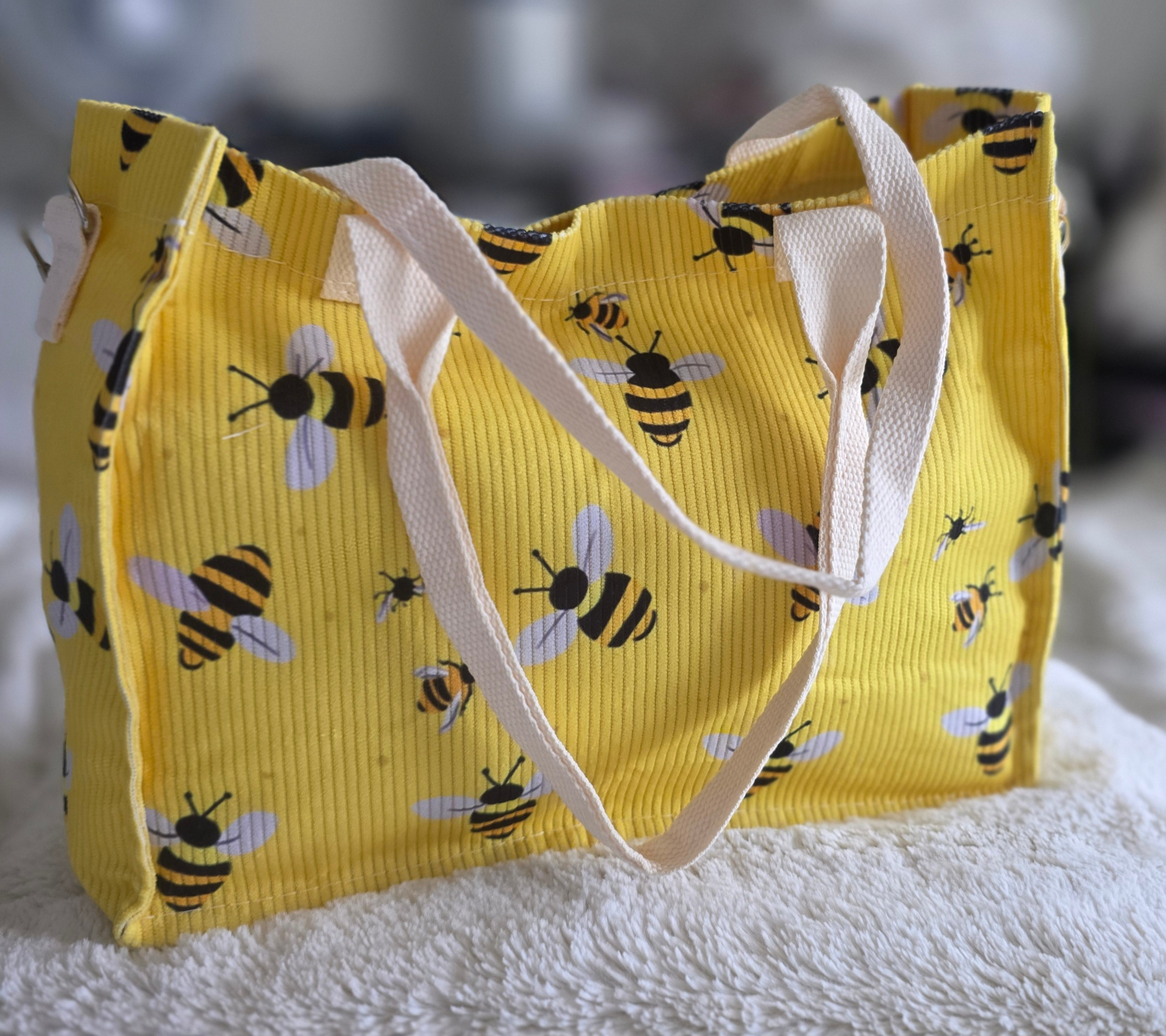 Ladies Medium Summer Style "Bee Pattern" 2D Corduroy Tote Bag - photo 5