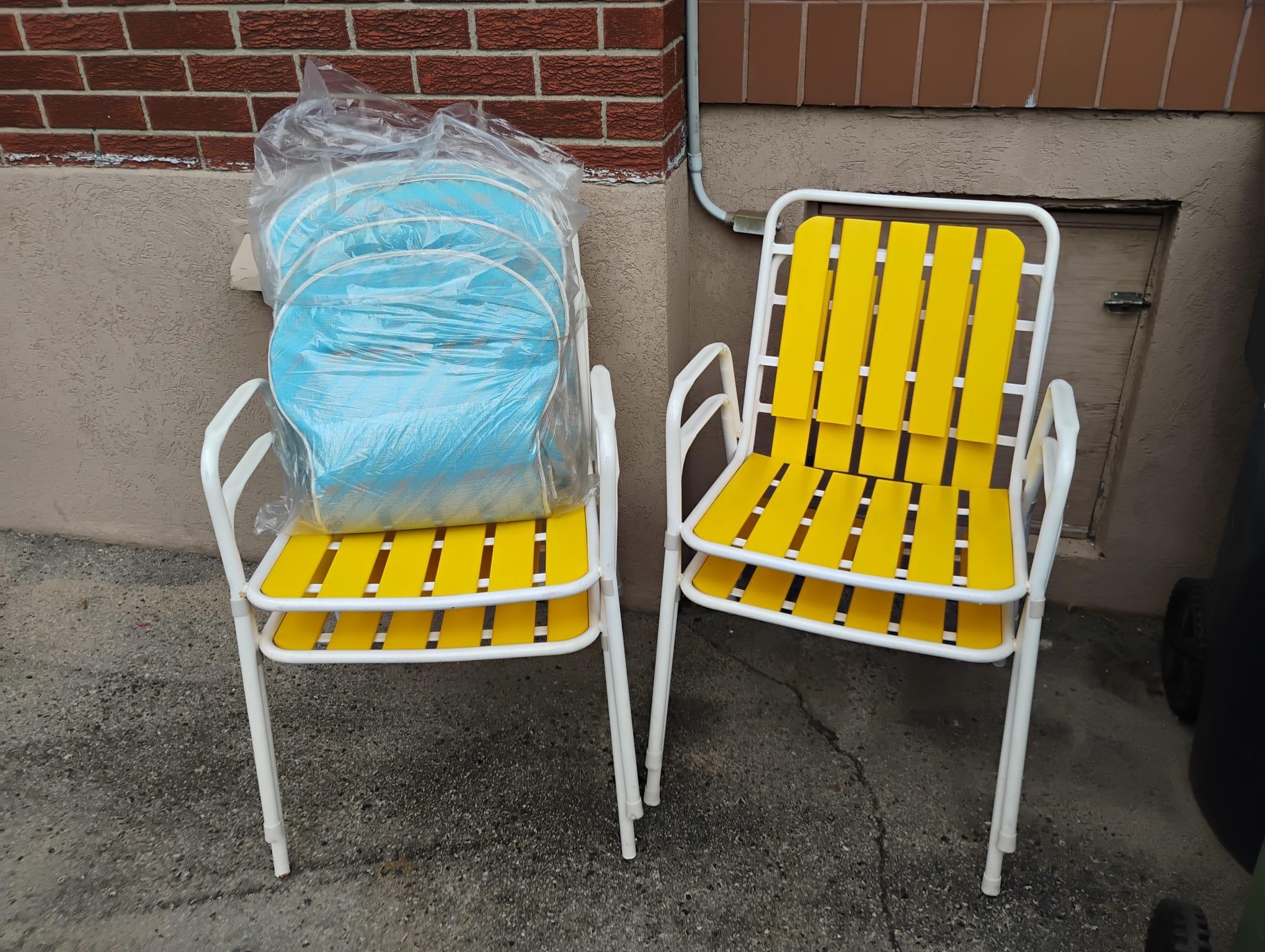 Vintage 80s Set of 4 Heavy Duty Yellow/White Patio Chairs - photo 3