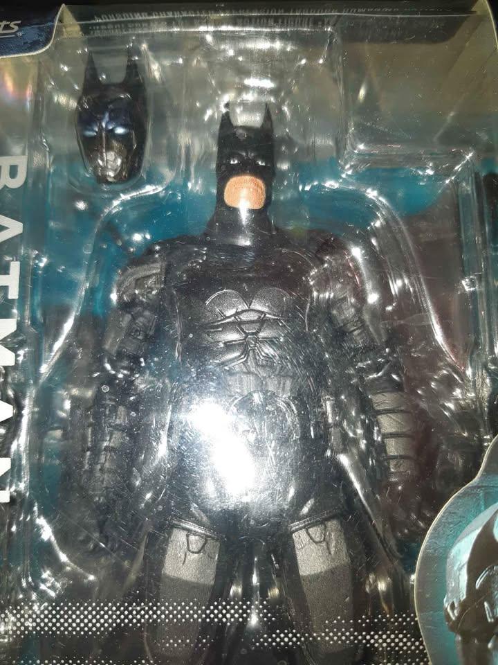 Bandai S.H.Figuarts Batman "INJUSTICE Ver." Action Figure - photo 2
