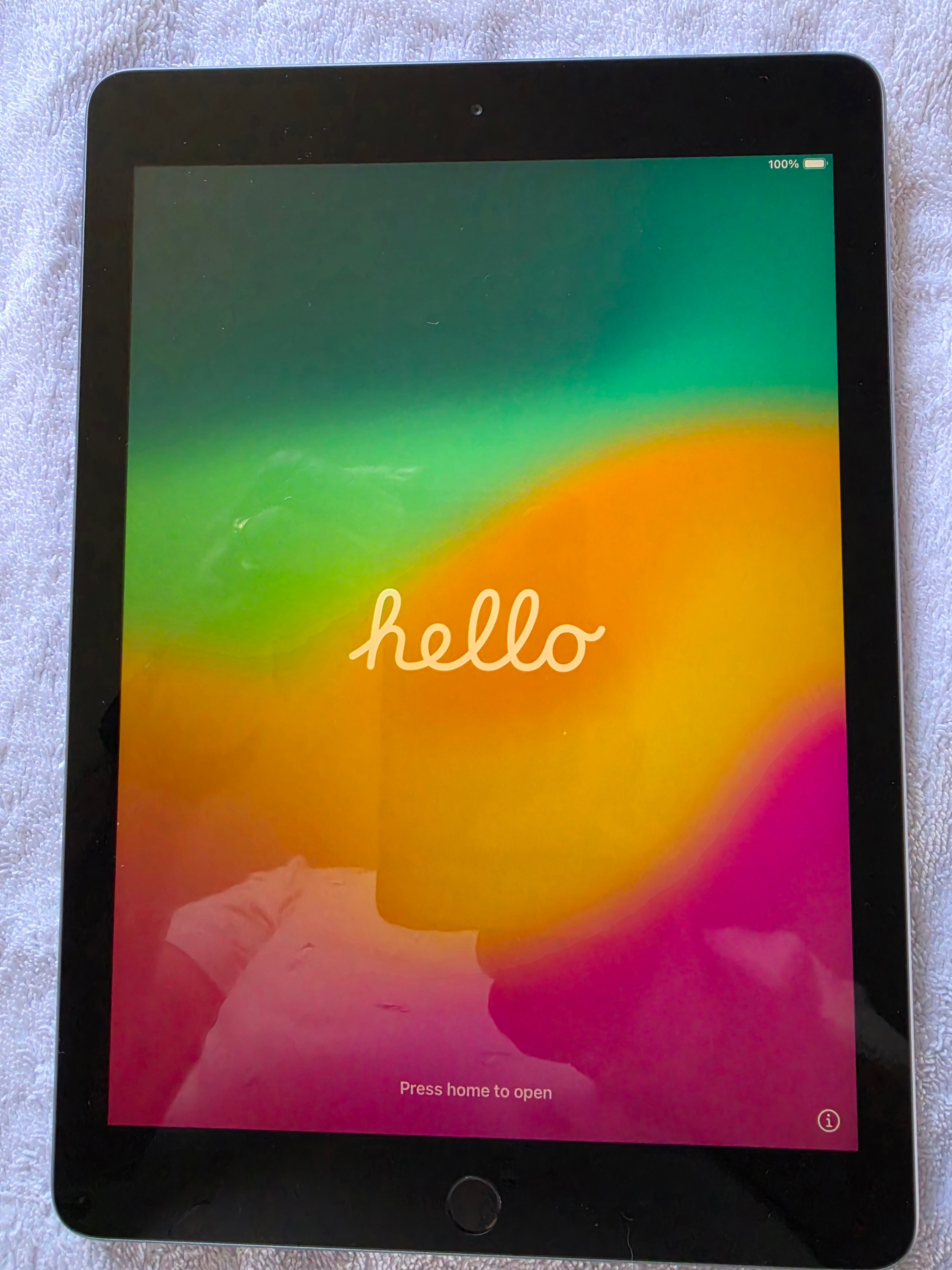 iPad 6th Gen 9.7" 32GB WiFi 98% Battery Health 33 Charge Cycles