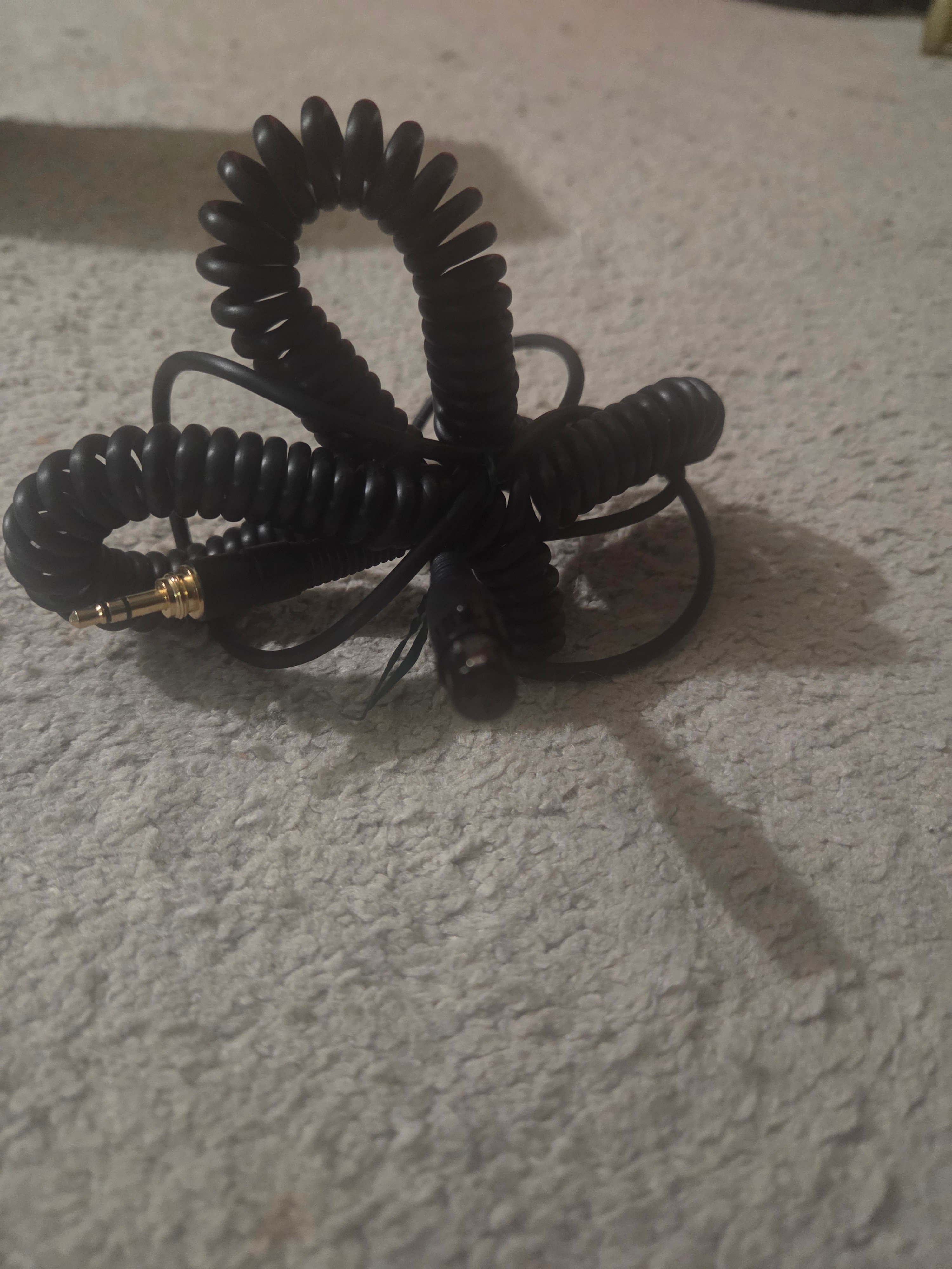 Coiled 3.5mm TRS to Male PC Flash Sync Cable (with Screw Lock)