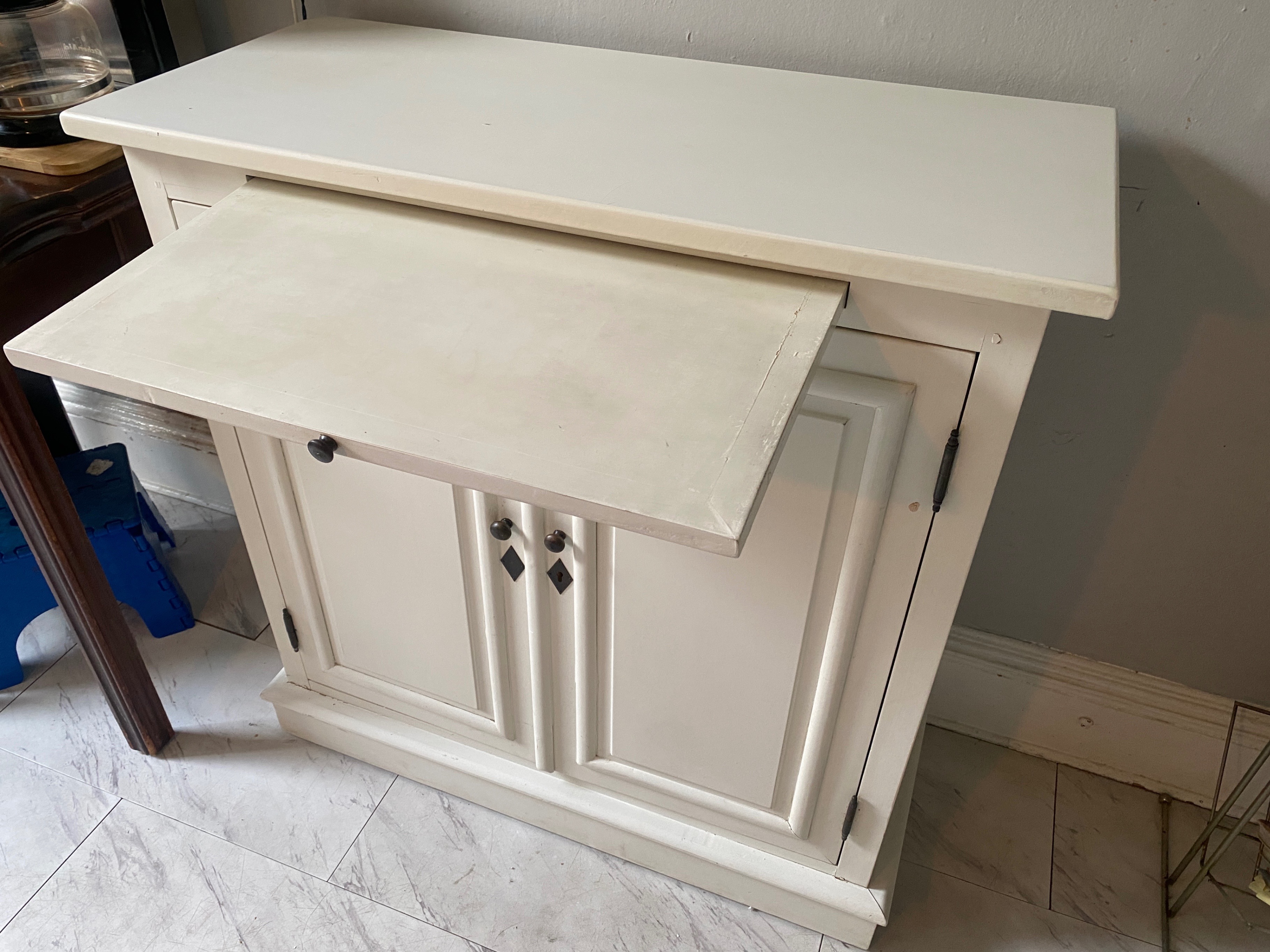 WHITE CABINET CUPBOARD/ DRY BAR - photo 3