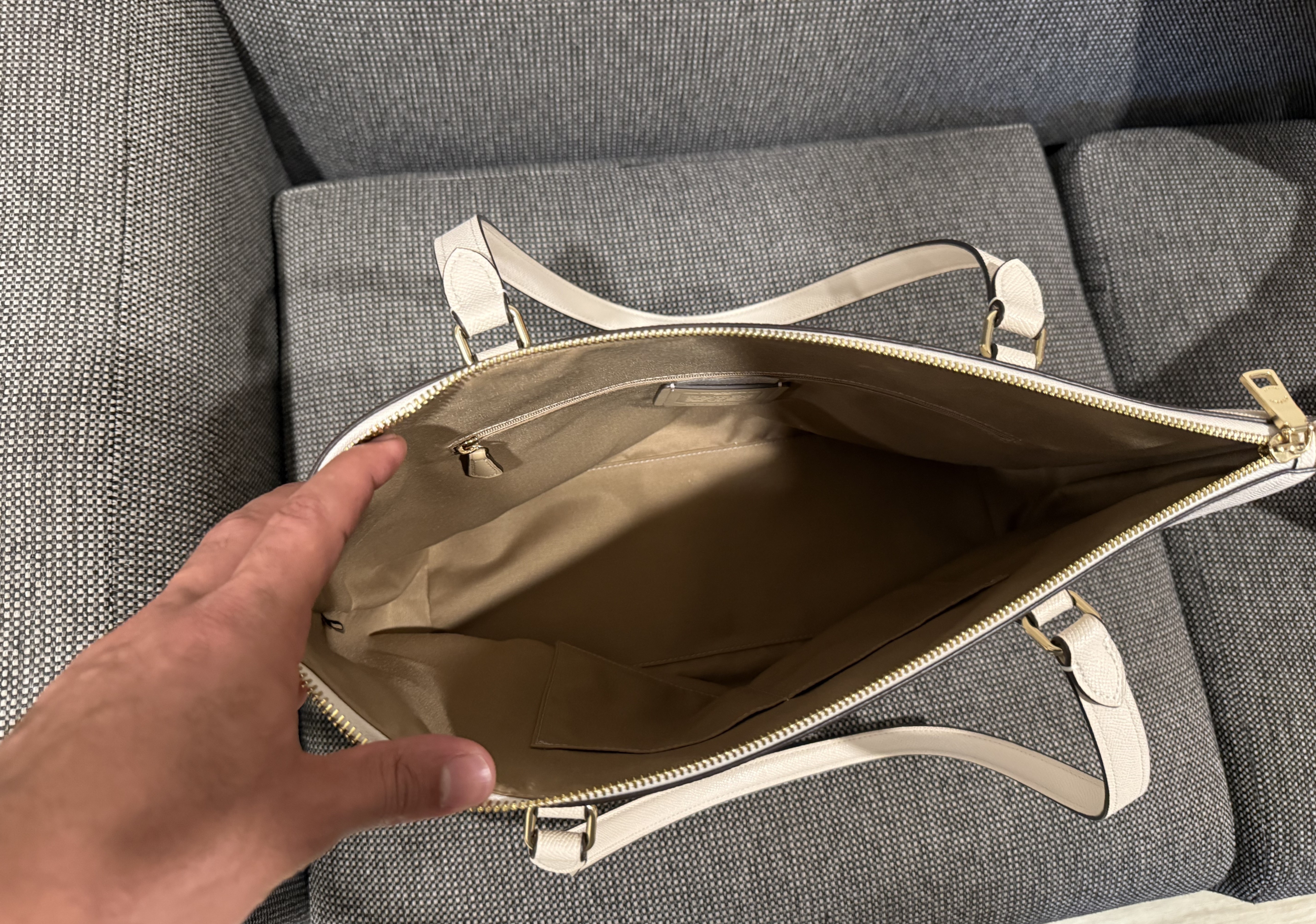 Coach Gallery Tote Bag – Chalk Leather – Excellent Condition - photo 4