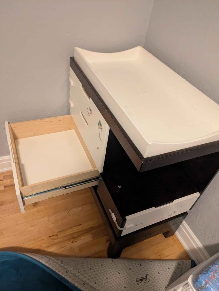 Child's drawers and changing table - photo 3