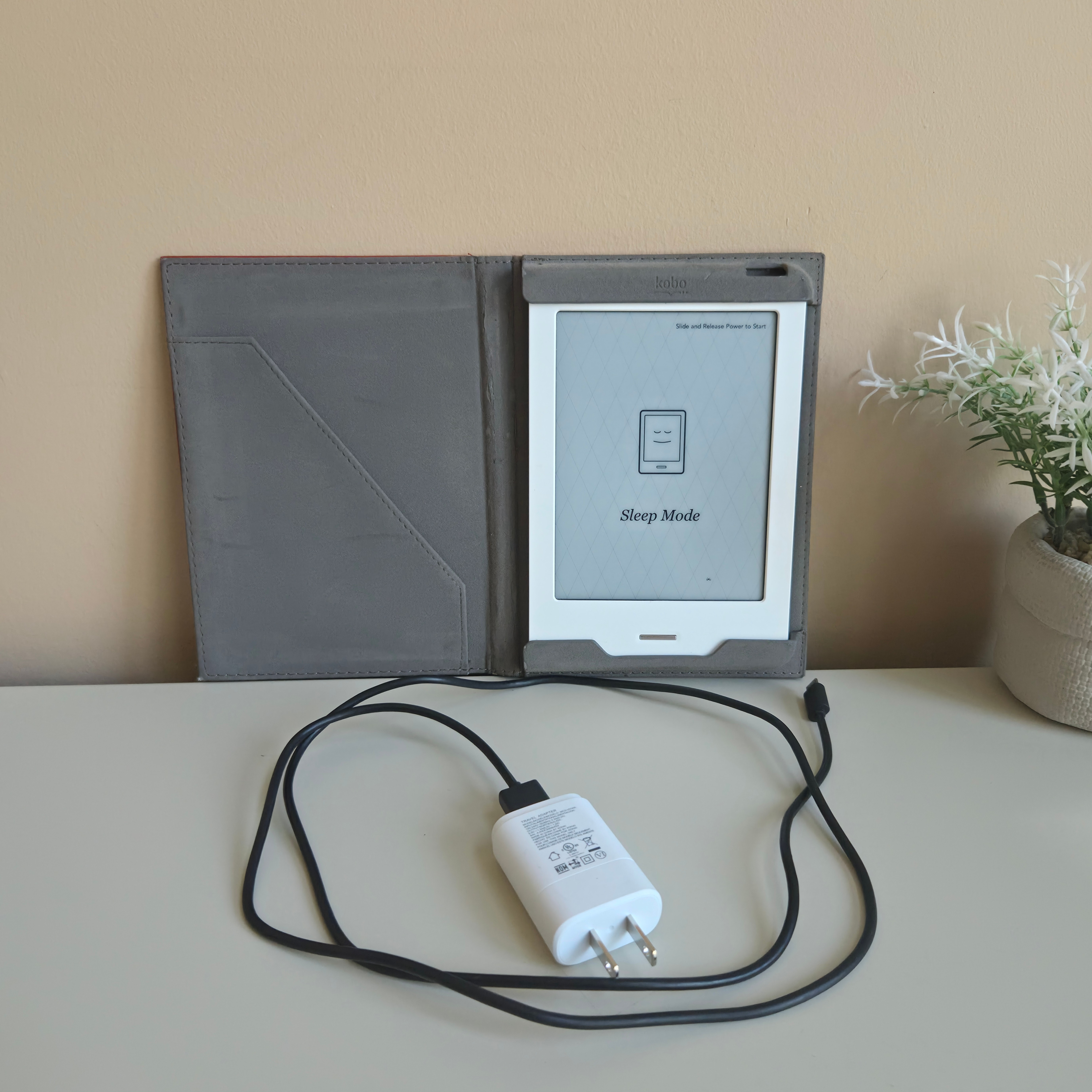 Kobo - Touch eReader With Case & Cable - Pre-Loved! 📖
