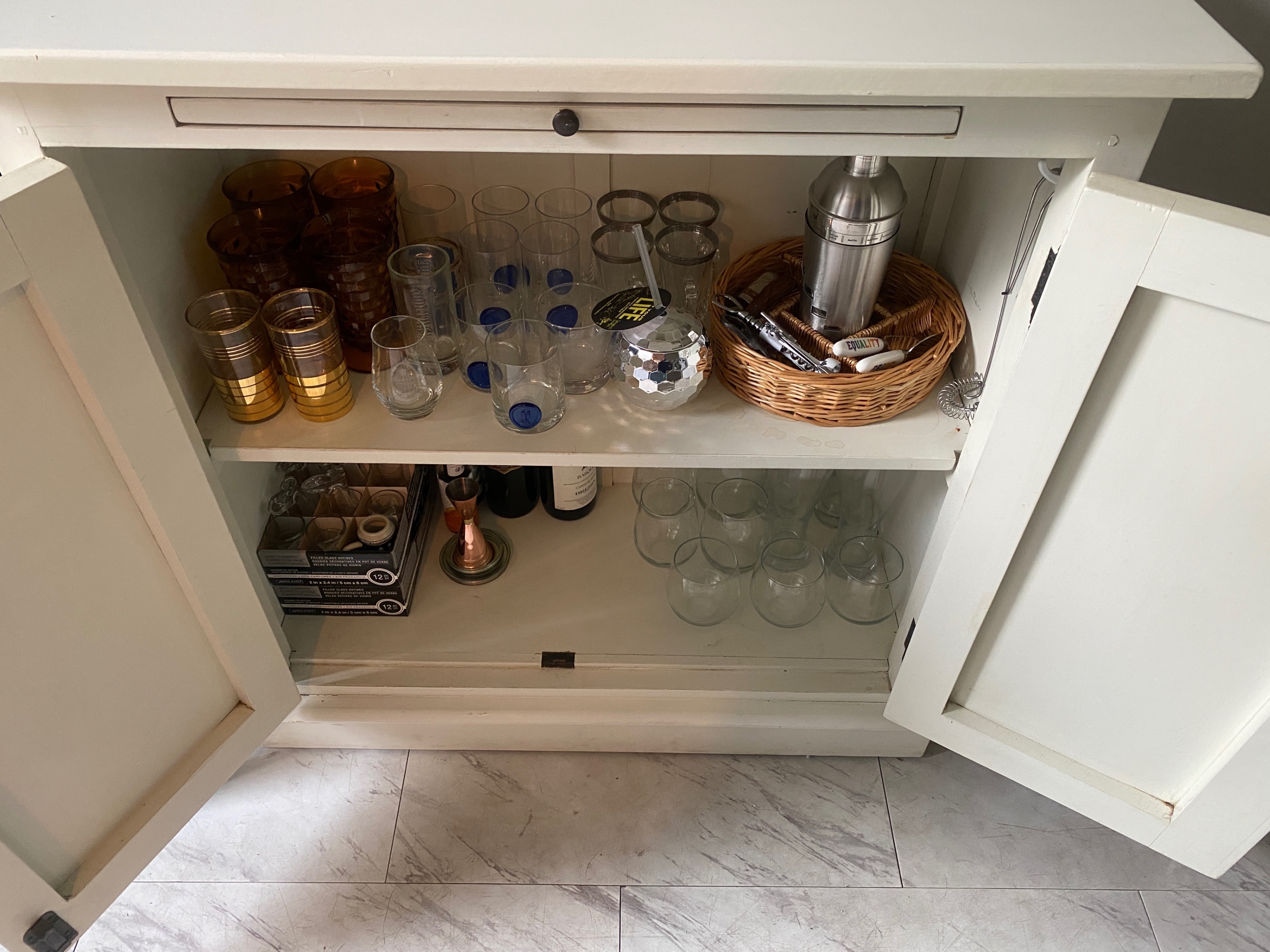 WHITE CABINET CUPBOARD/ DRY BAR - photo 2