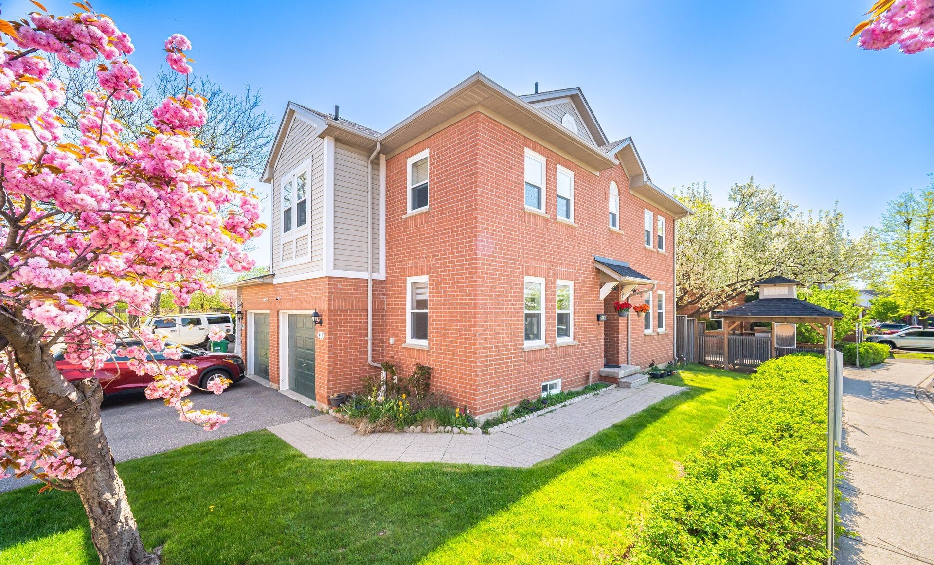 Room for rent for working women - 5659 Glen Erin Drive