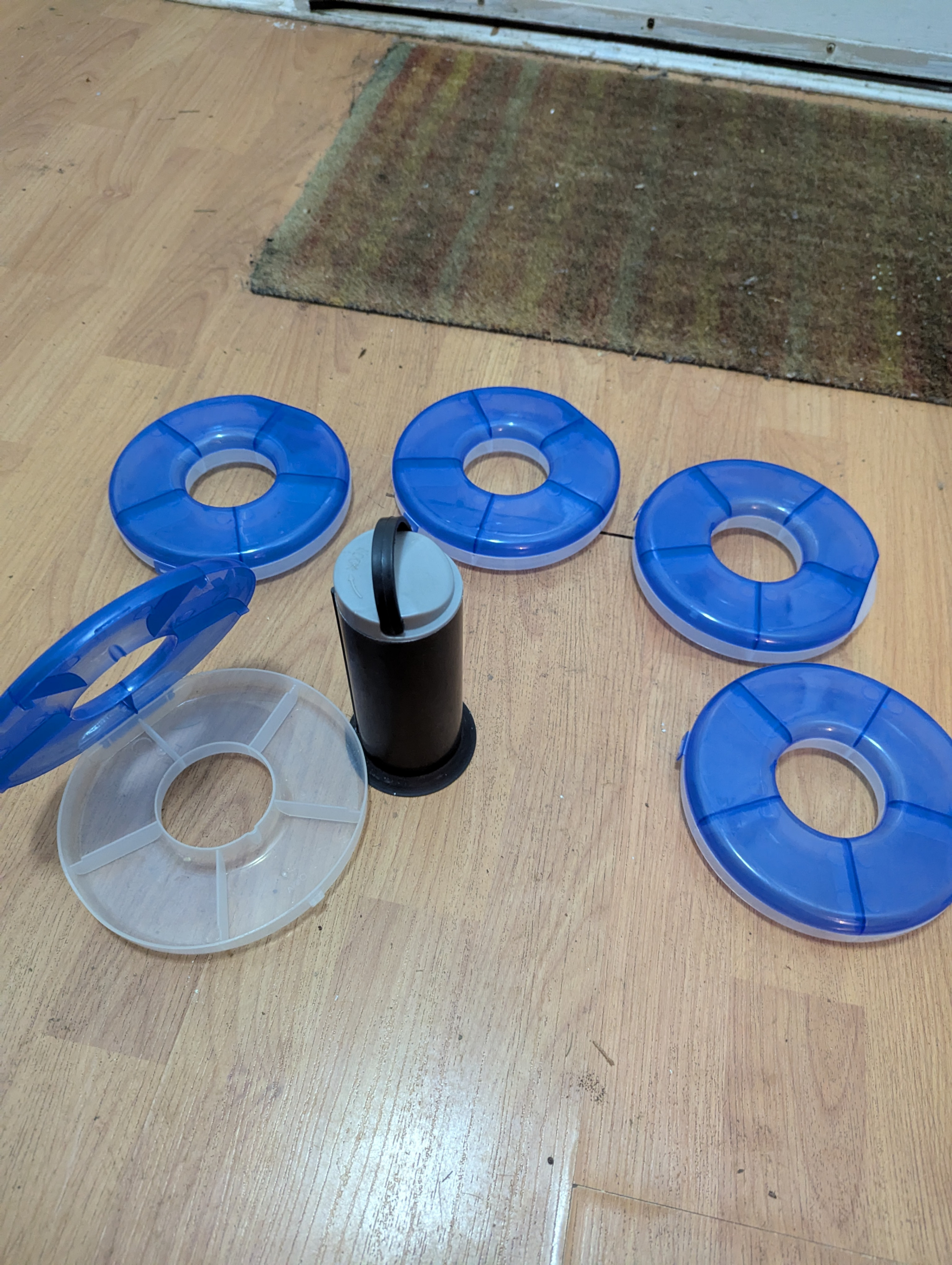 Small compartment storage - photo 2