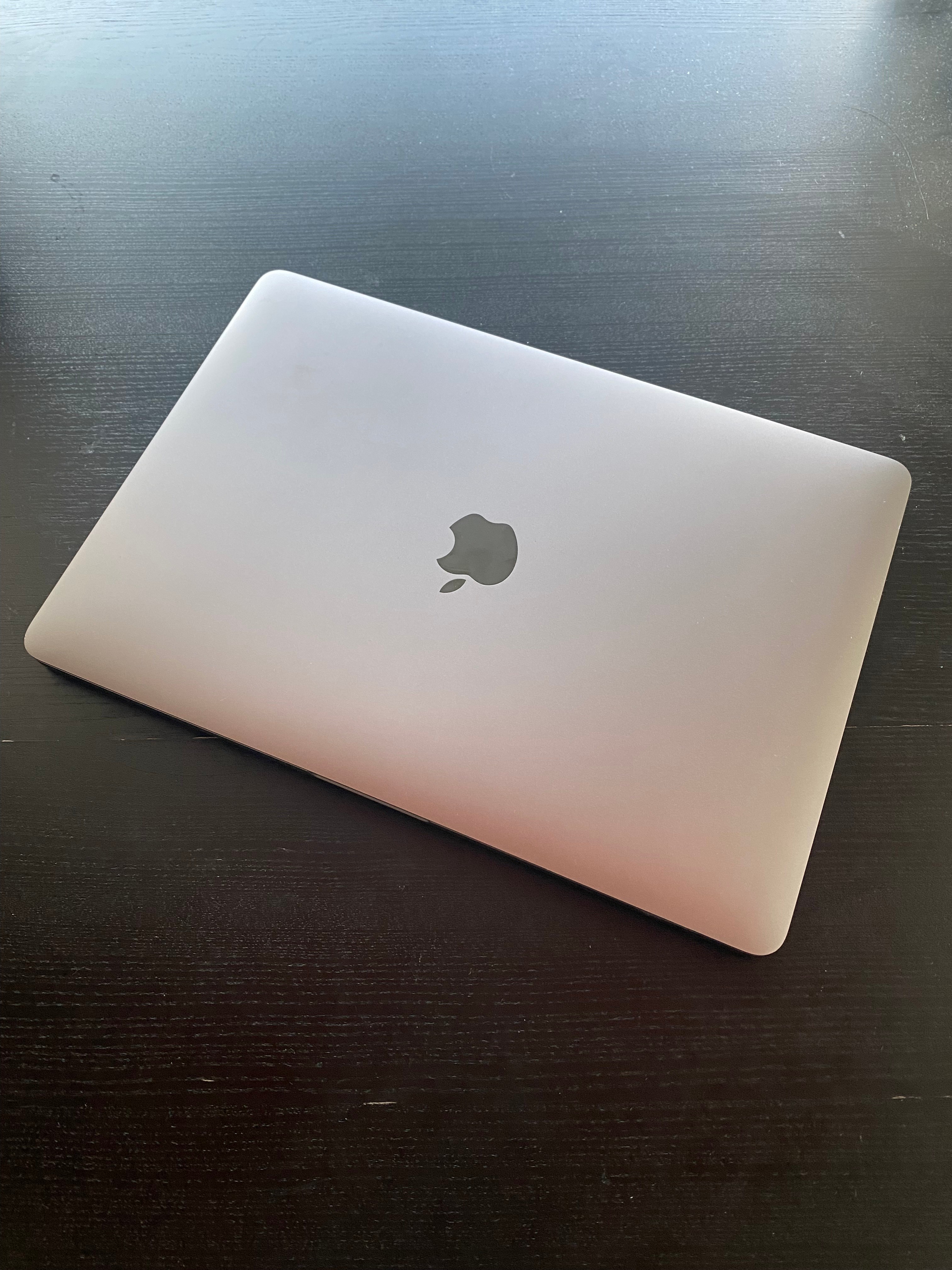 2019 MacBook Pro 13” – i5 / 8GB / 256GB / Touch Bar