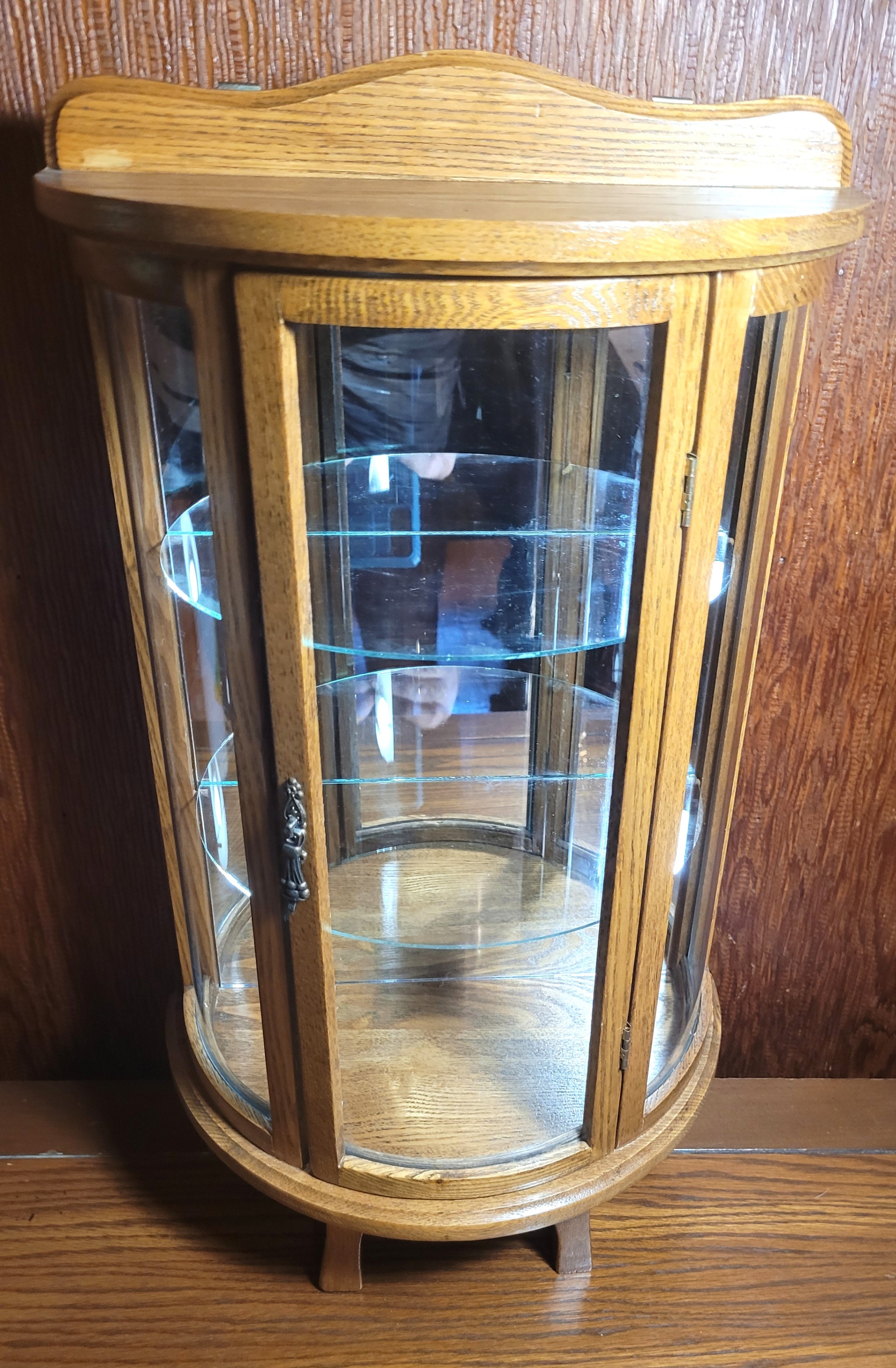 Circa 1980 Petite Curved Glass Oak Curio Cabinet - photo 2